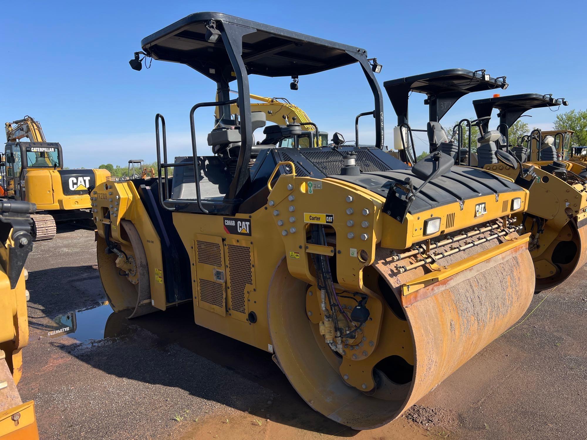 2017 CAT CB66B ASPHALT ROLLER SN:B6600245 powered by Cat diesel engine, equipped with OROPS, 84in.