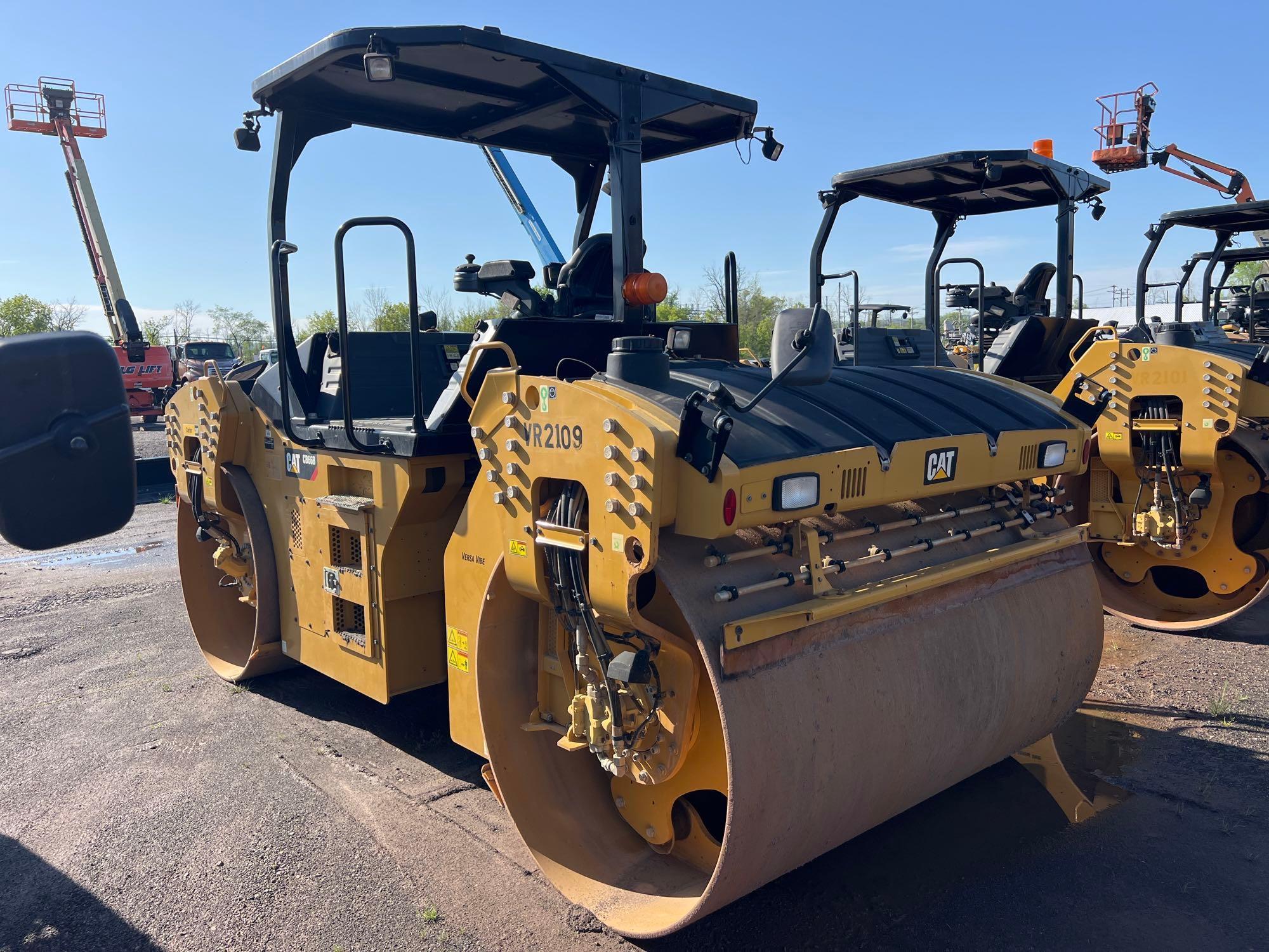 2017 CAT CB66B ASPHALT ROLLER SN:B6600245 powered by Cat diesel engine, equipped with OROPS, 84in.