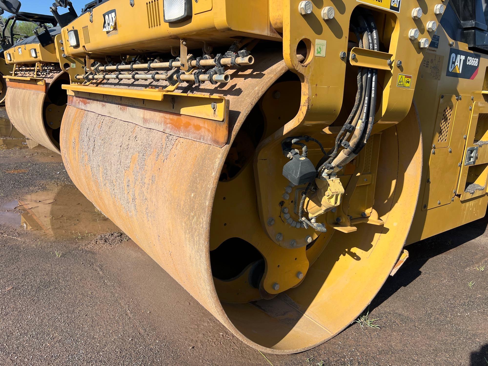 2017 CAT CB66B ASPHALT ROLLER SN:B6600245 powered by Cat diesel engine, equipped with OROPS, 84in.