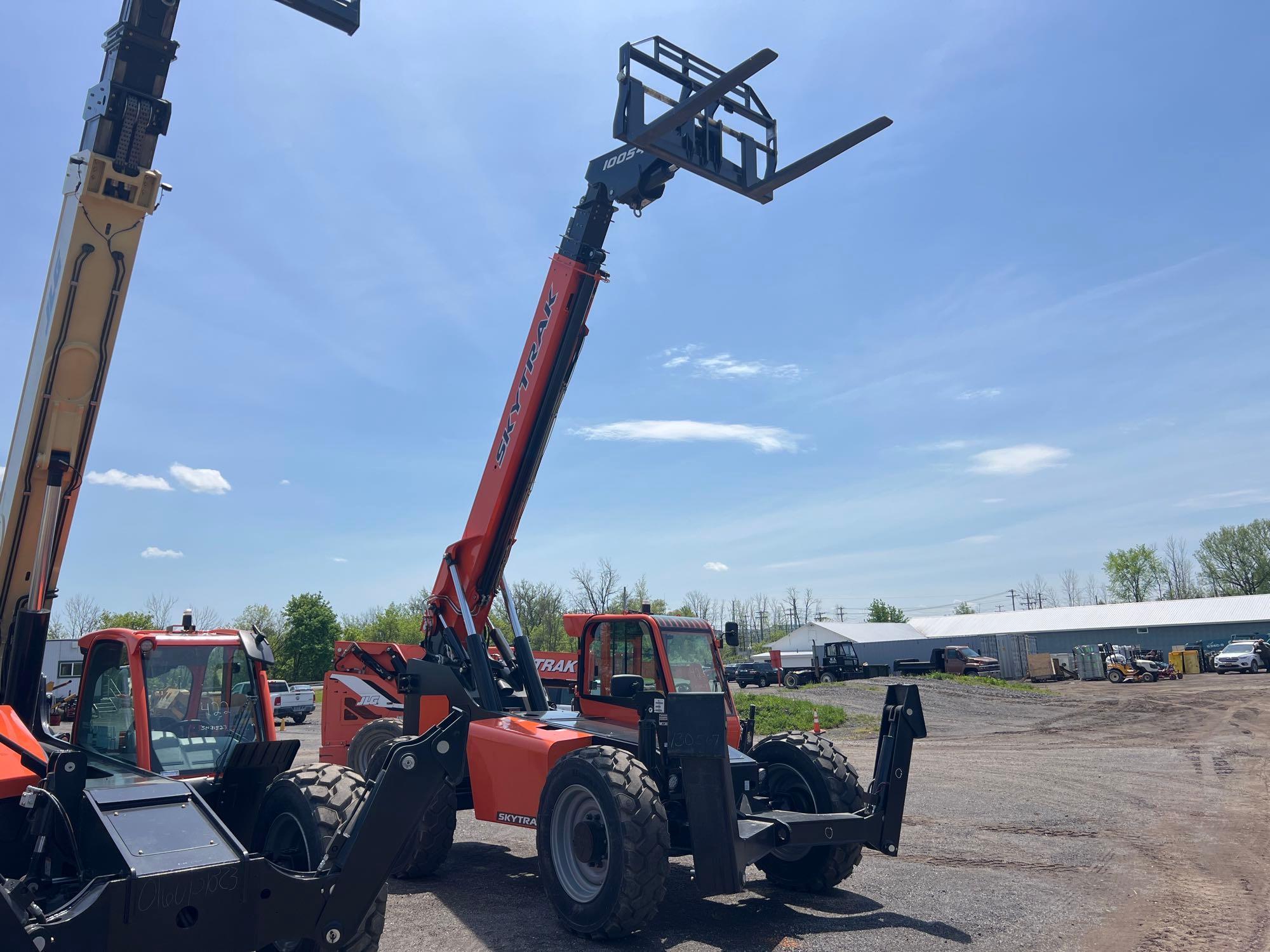 NEW UNUSED SKYTRAK 10054 TELESCOPIC FORKLIFT SN-30567... 4x4, powered by Cummins diesel engine, 74hp