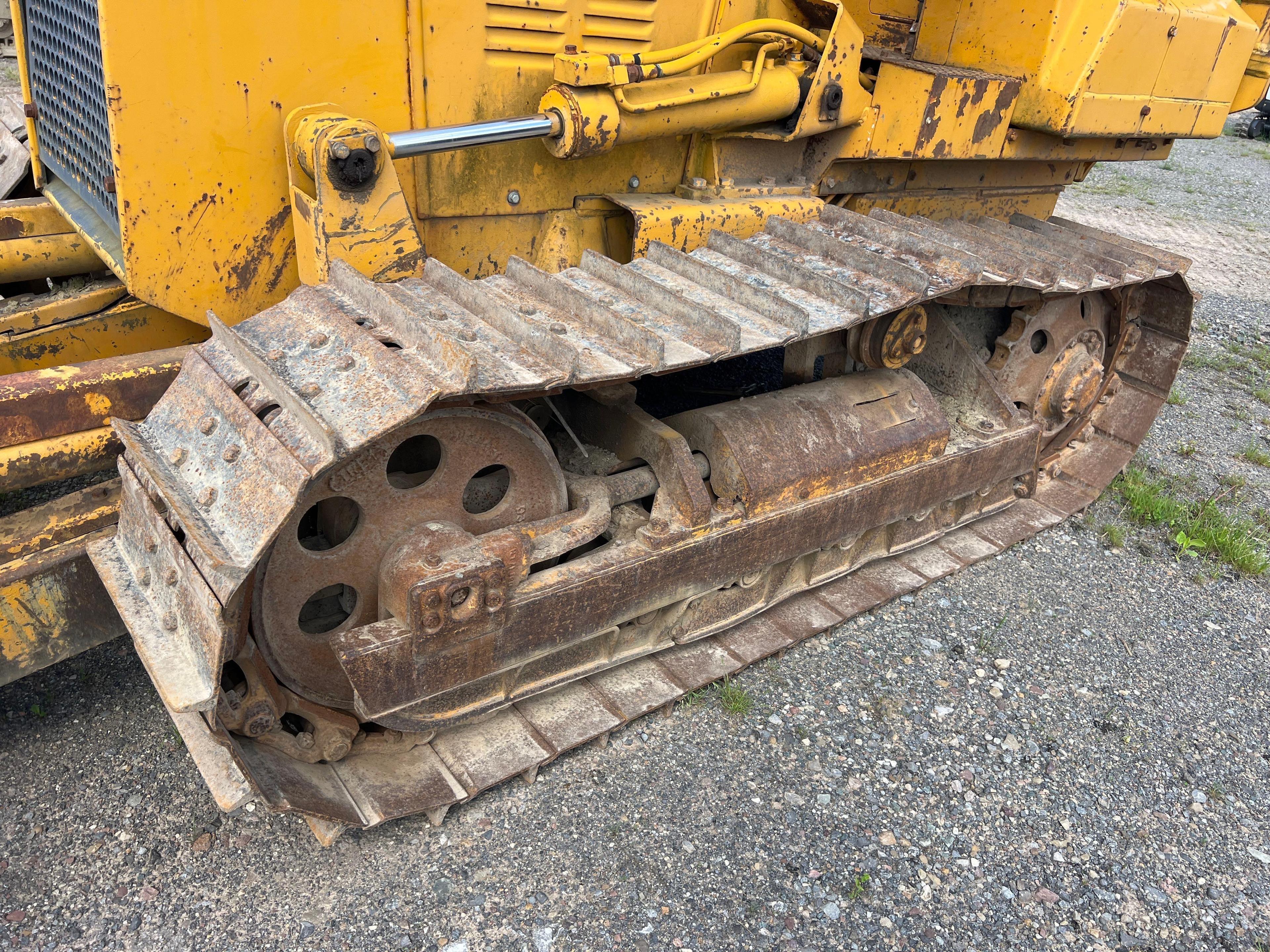 KOMATSU D31A CRAWLER TRACTOR SN:33063 powered by Komatsu diesel engine, equipped with OROPS, 6 way