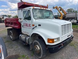 2000 INTERNATIONAL 4700 DUMP TRUCK VN:1HTSCABK8YH248789 powered by T444E diesel engine, equipped