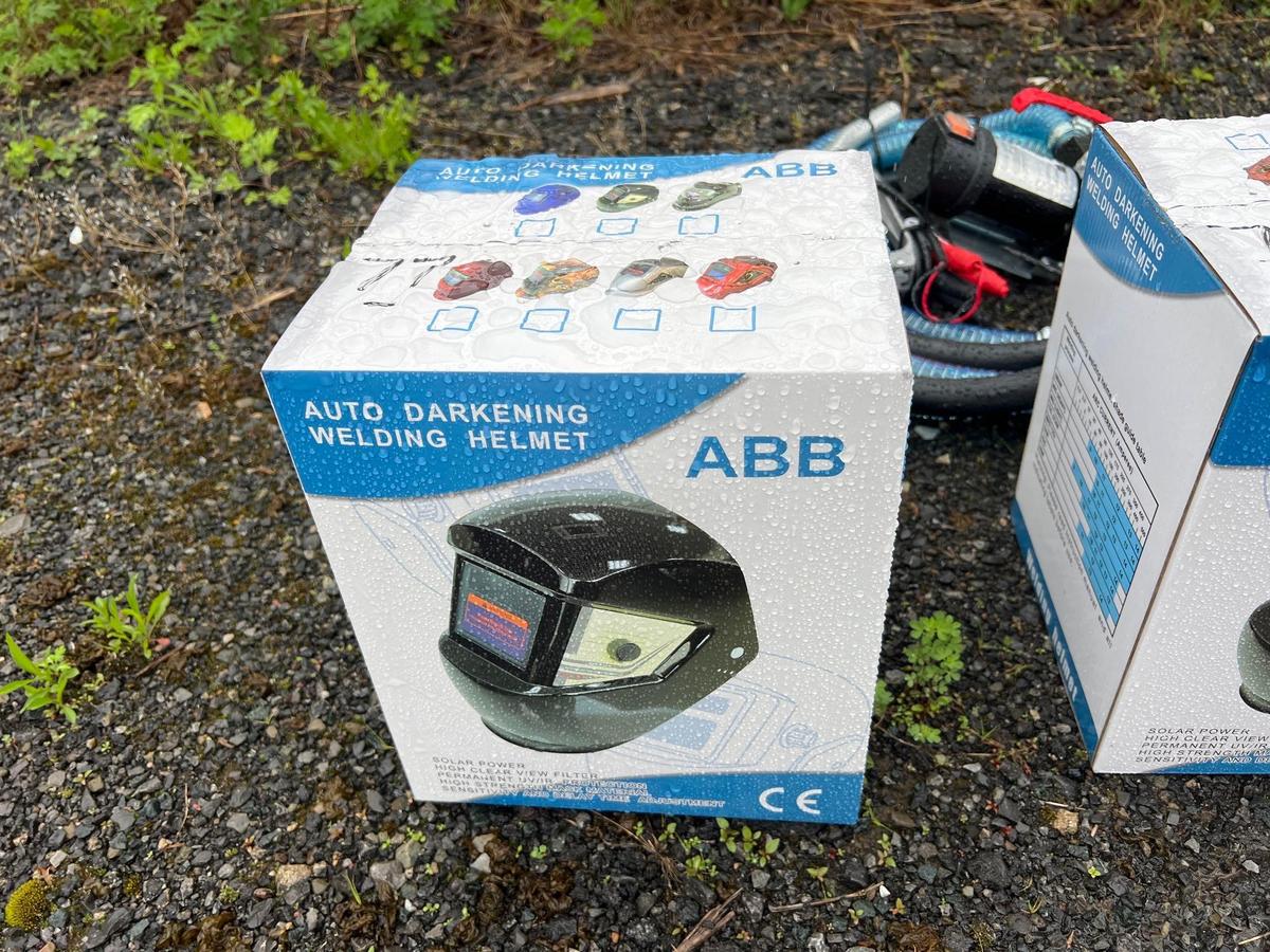 NEW AUTO DARKENING WELDING HELMET NEW SUPPORT EQUIPMENT