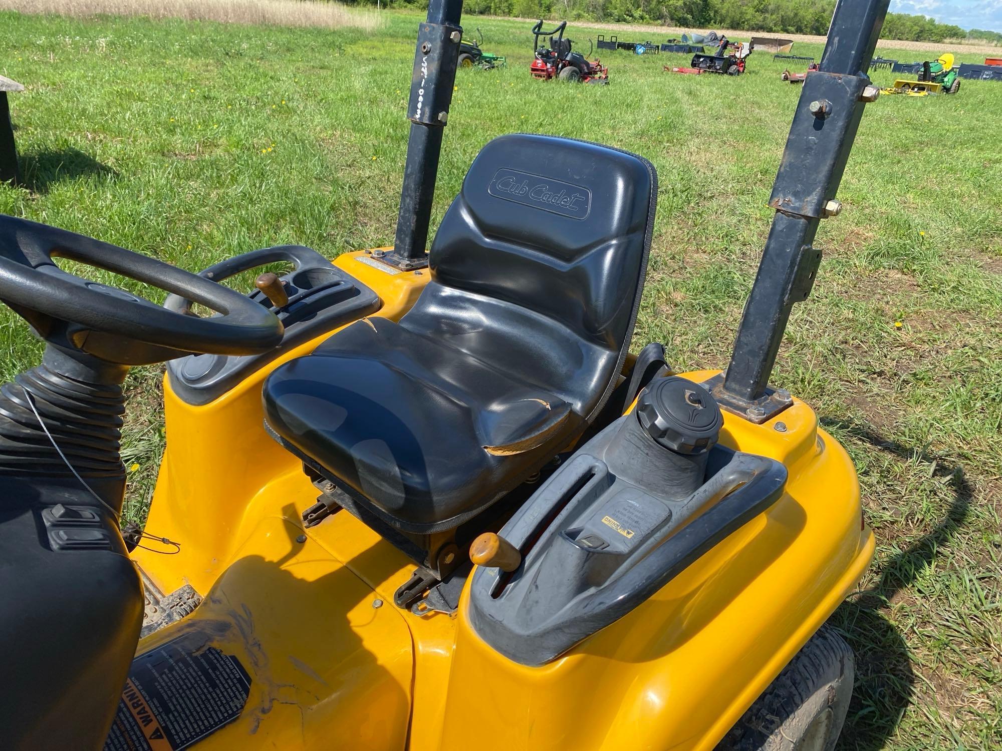 CUB CADET 5252 LAWN & GARDEN TRACTOR SN-1162 powered by gas engine, equipped with hydrostatic, 60in.