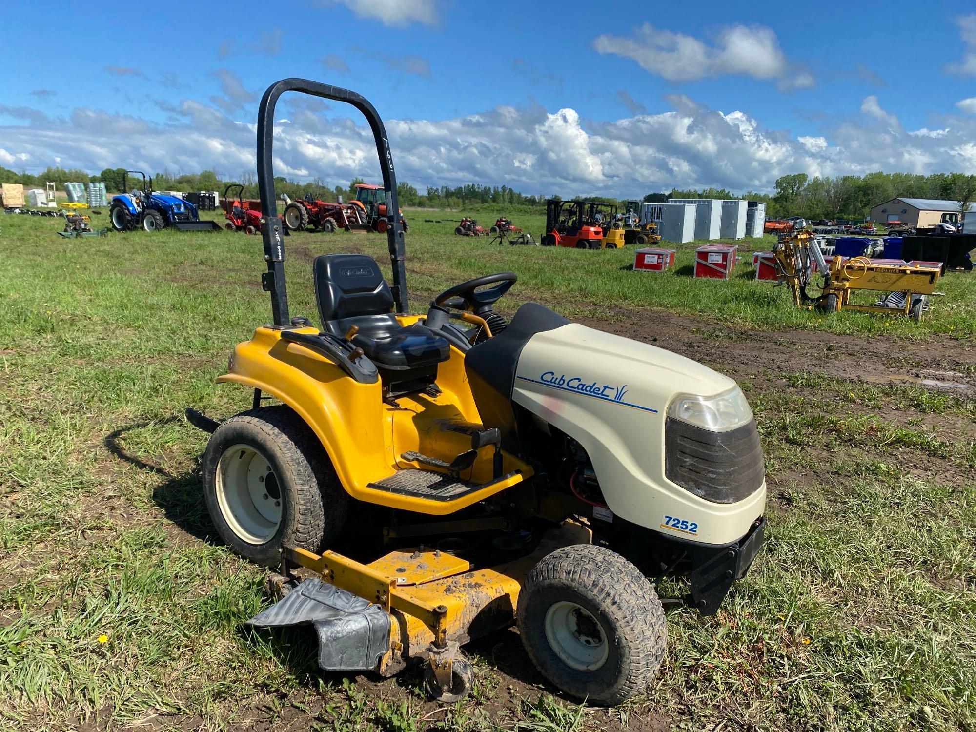 CUB CADET 5252 LAWN & GARDEN TRACTOR SN-1162 powered by gas engine, equipped with hydrostatic, 60in.