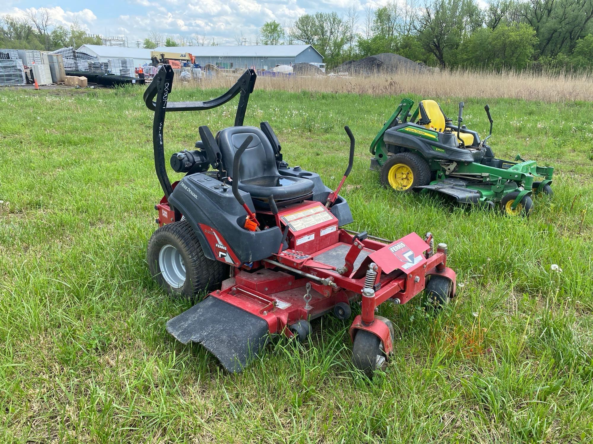 FERRIS IS1500Z COMMERCIAL MOWER SN-1316 powered by gas engine, equipped with 52in. Cutting deck,