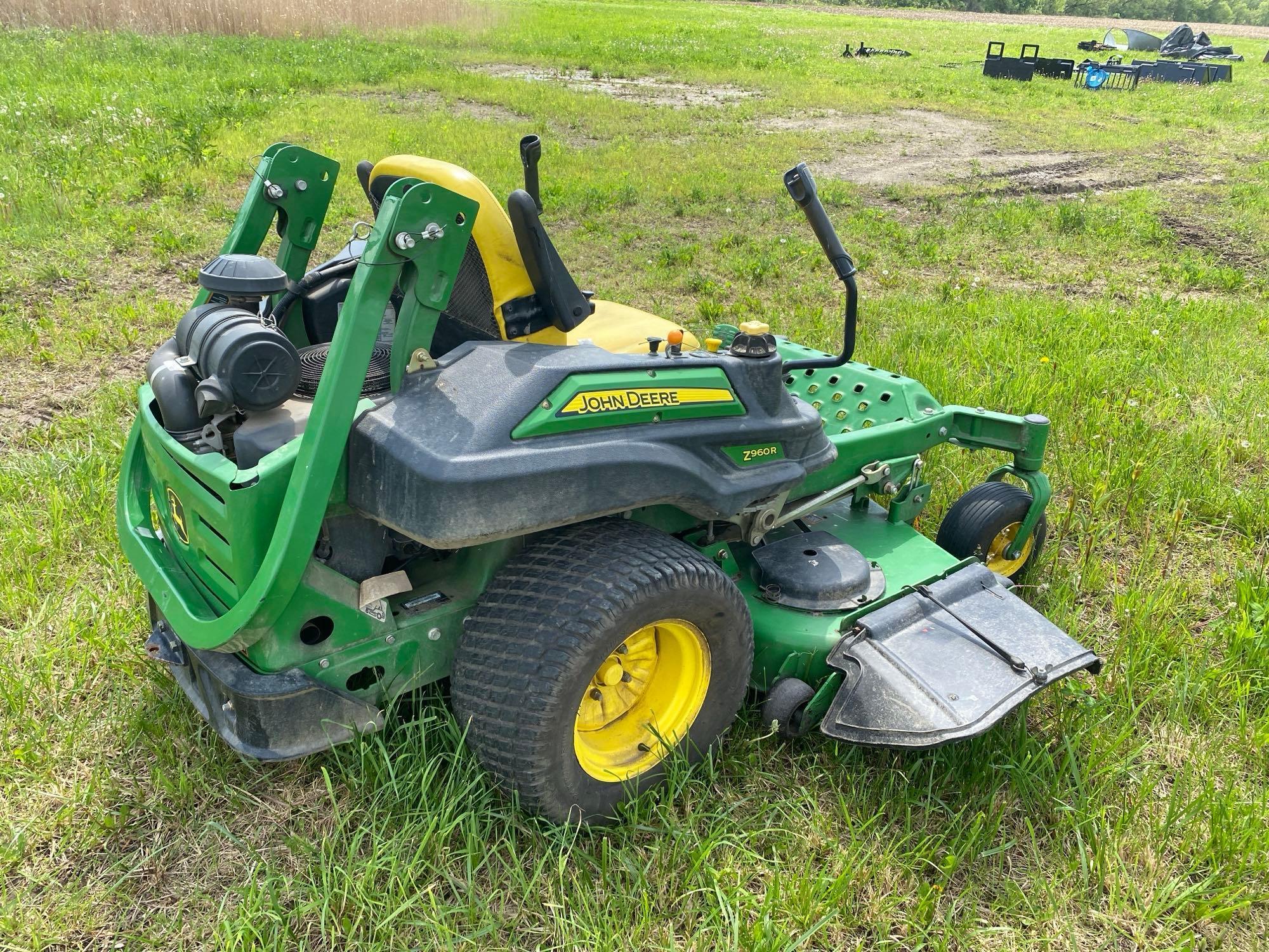 JOHN DEERE Z960R COMMERCIAL MOWER SN-010061 powered by gas engine, equipped with 60in. cutting deck,