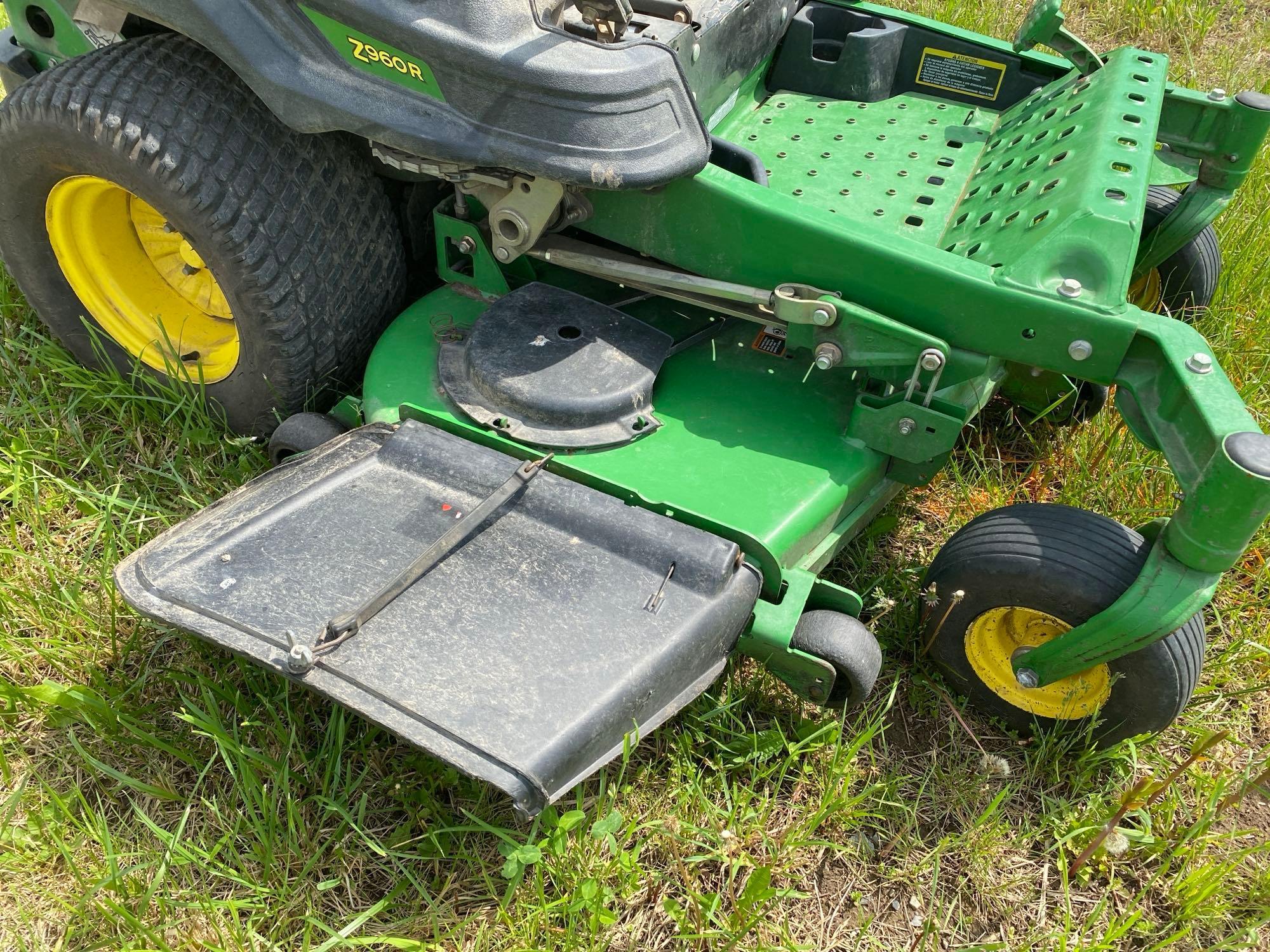 JOHN DEERE Z960R COMMERCIAL MOWER SN-010061 powered by gas engine, equipped with 60in. cutting deck,