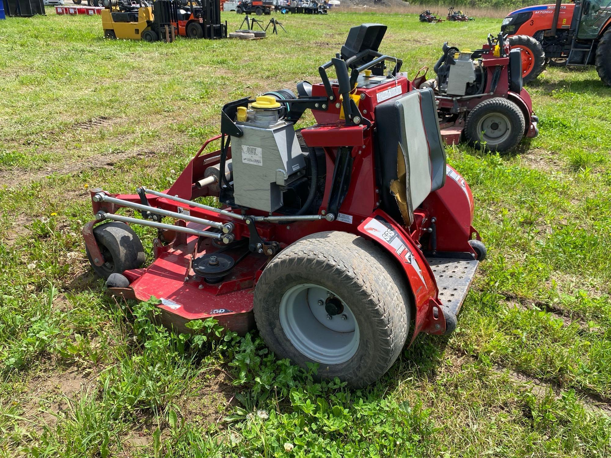 FERRIS SRSZ3 COMMERCIAL MOWER SN:2017941888 powered by gas engine, equipped with 61in. Cutting deck,