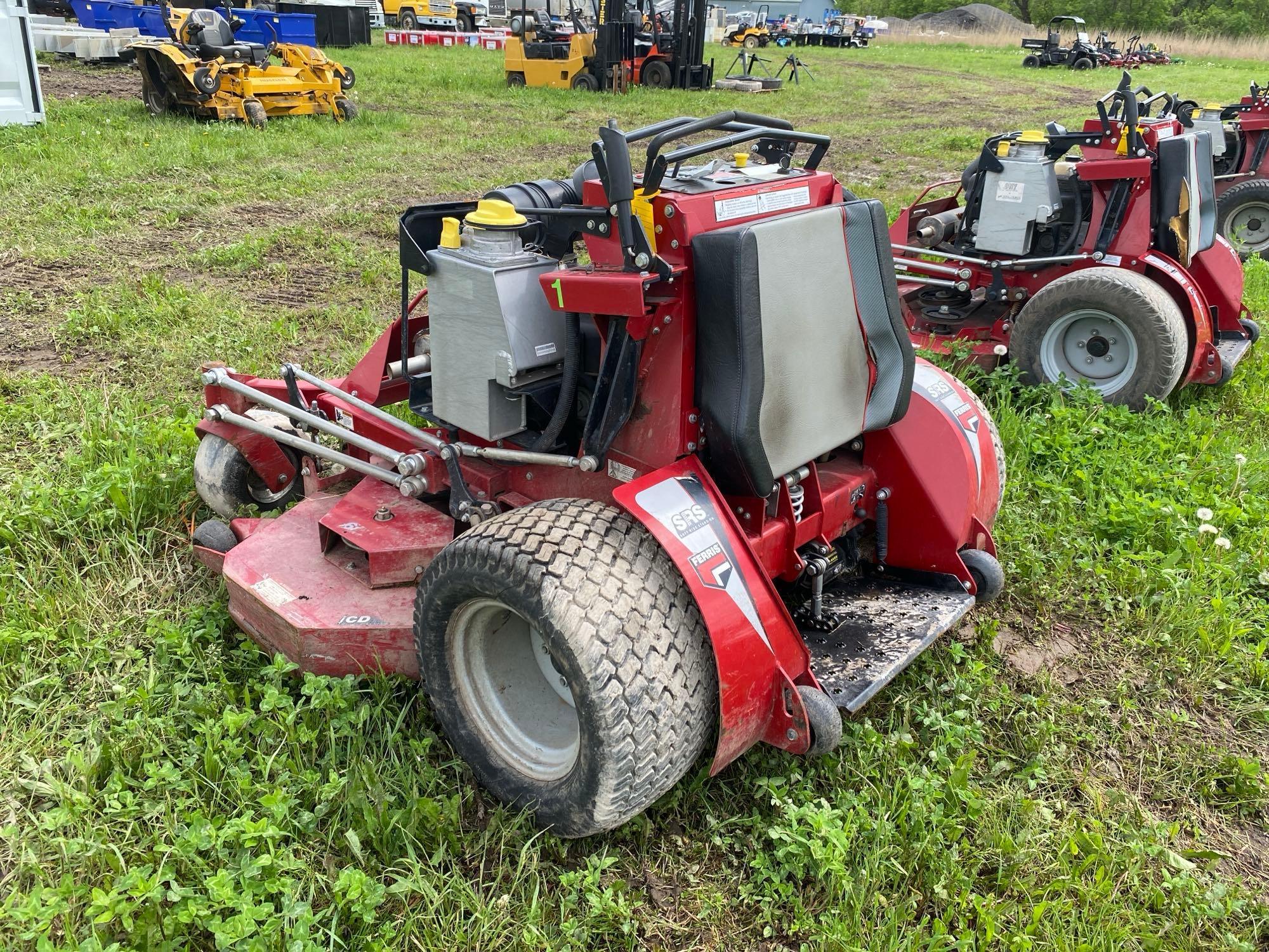 FERRIS SRSZ3 COMMERCIAL MOWER SN:2018130589 powered by gas engine, equipped with 61in. Cutting deck,