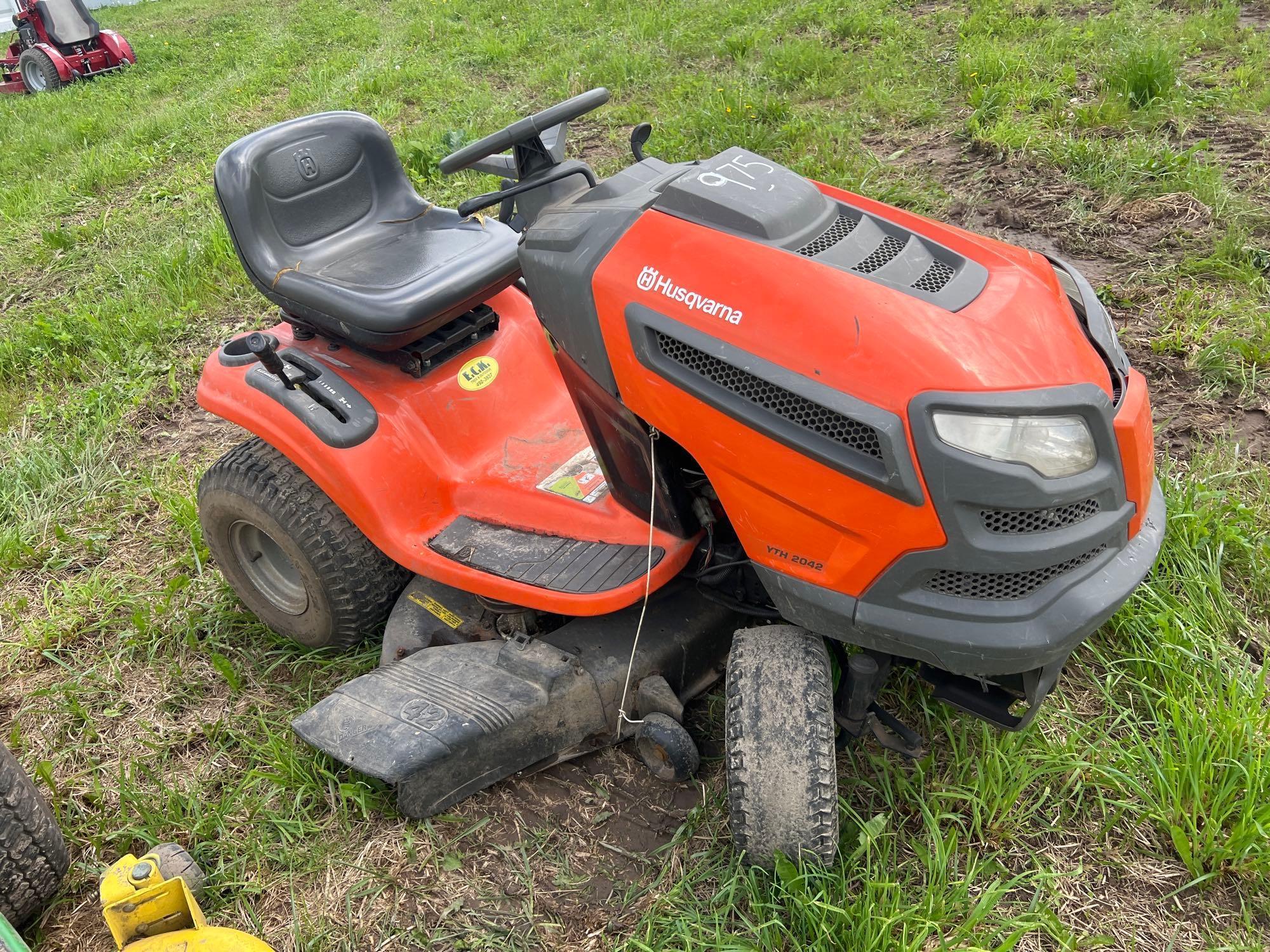HUSQVARNA YTH2042 LAWN & GARDEN TRACTOR SN-001871 powered by gas engine, equipped with 42in. Cutting