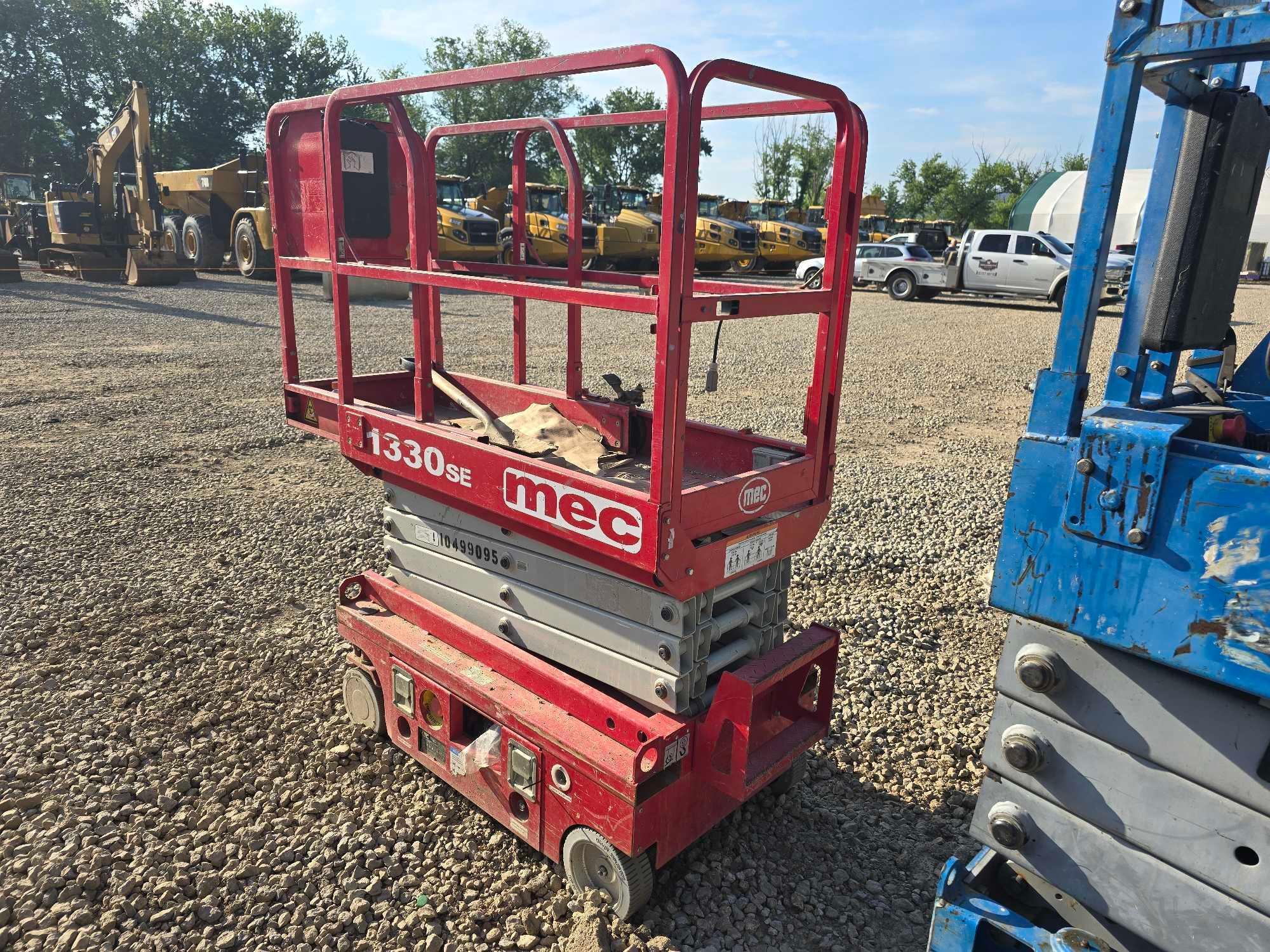 2016 MEC 1330SE SCISSOR LIFT SN:16300131 electric powered, equipped with 13ft. Platform height,