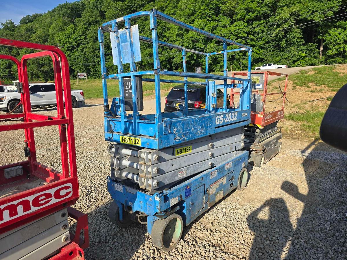 2014 GENIE GS-2632 SCISSOR LIFT SN:GS3214A-135309 electric powered, equipped with 26ft. Platform