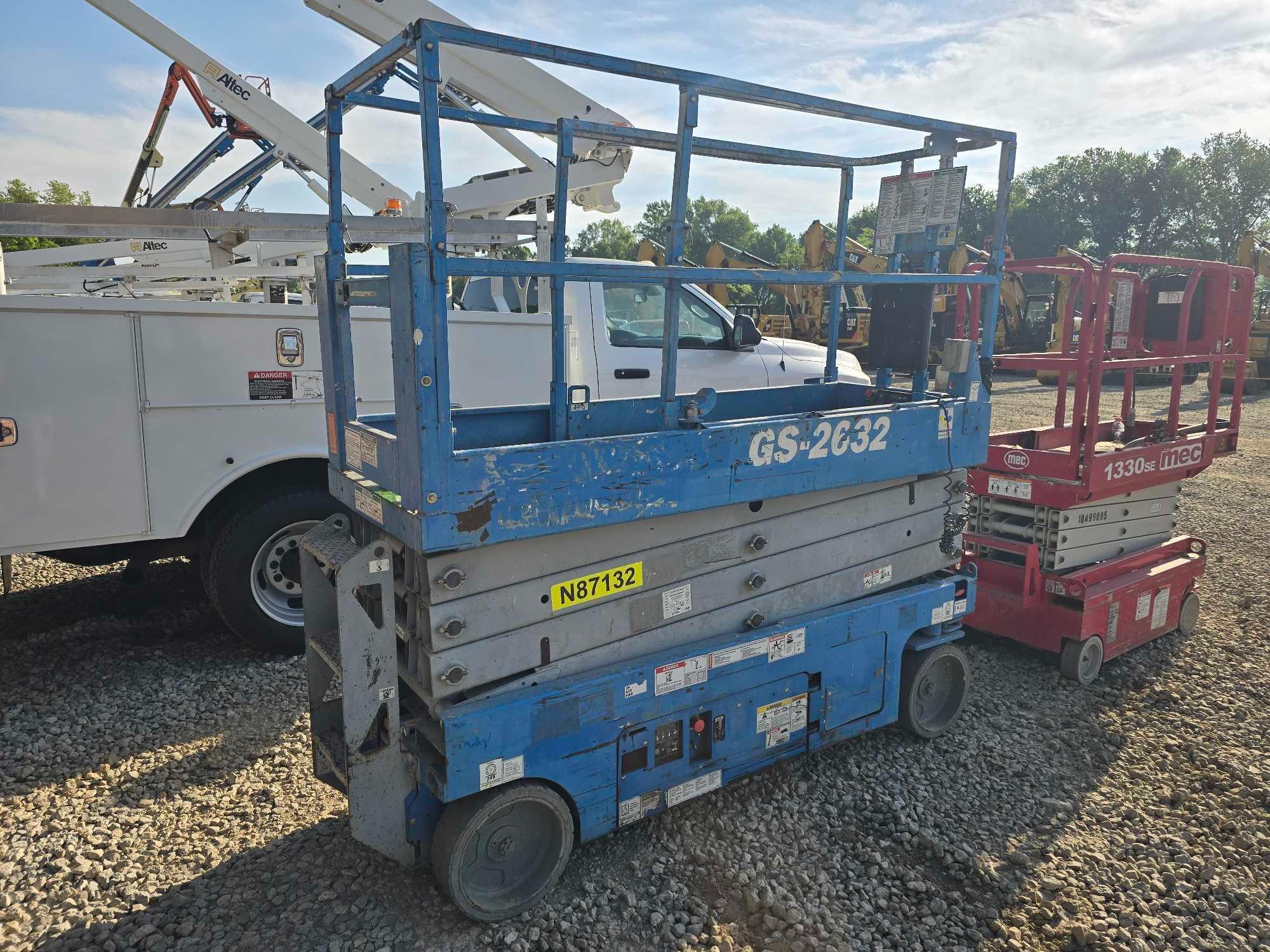 2014 GENIE GS-2632 SCISSOR LIFT SN:GS3214A-135309 electric powered, equipped with 26ft. Platform