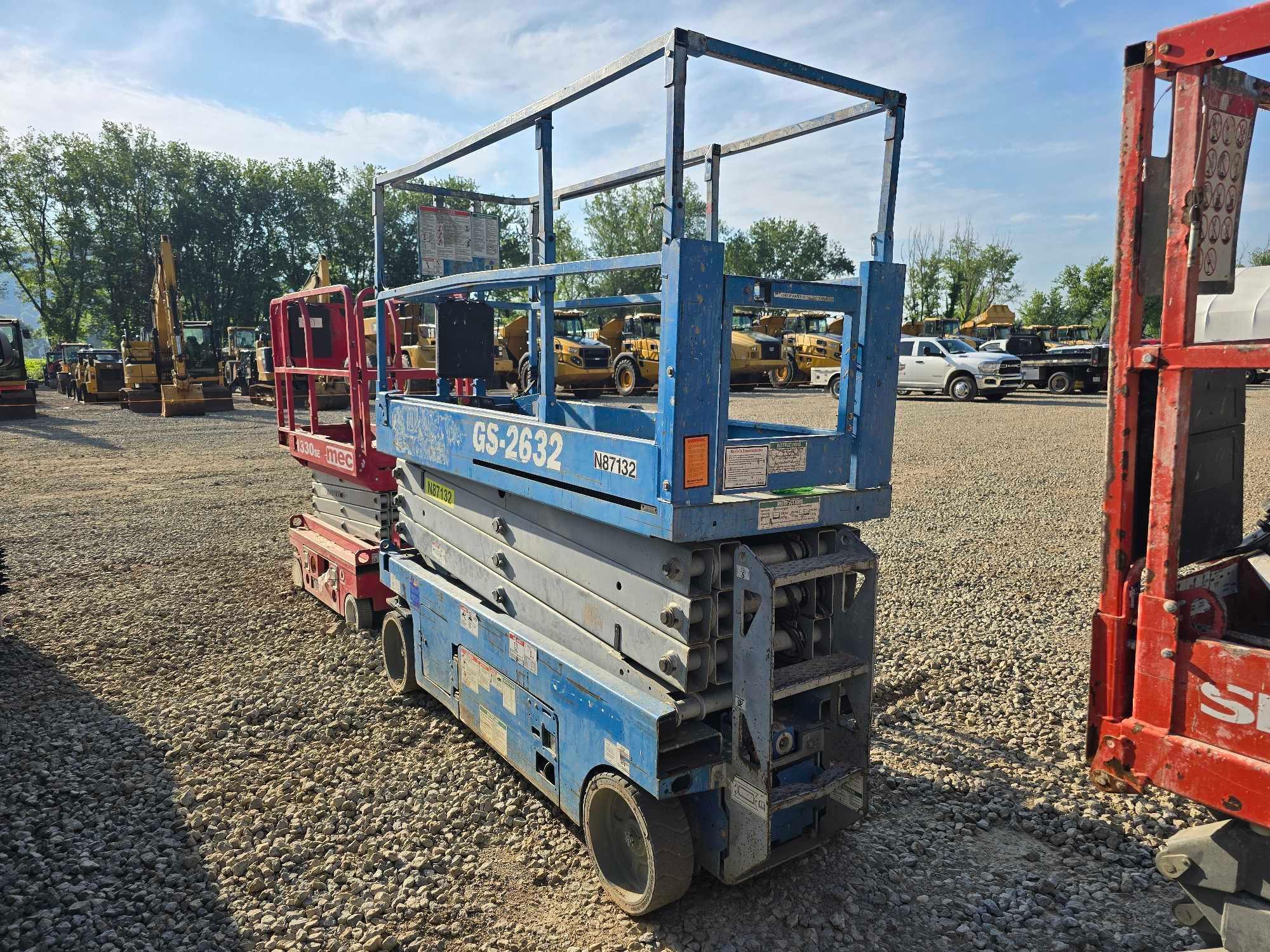 2014 GENIE GS-2632 SCISSOR LIFT SN:GS3214A-135309 electric powered, equipped with 26ft. Platform