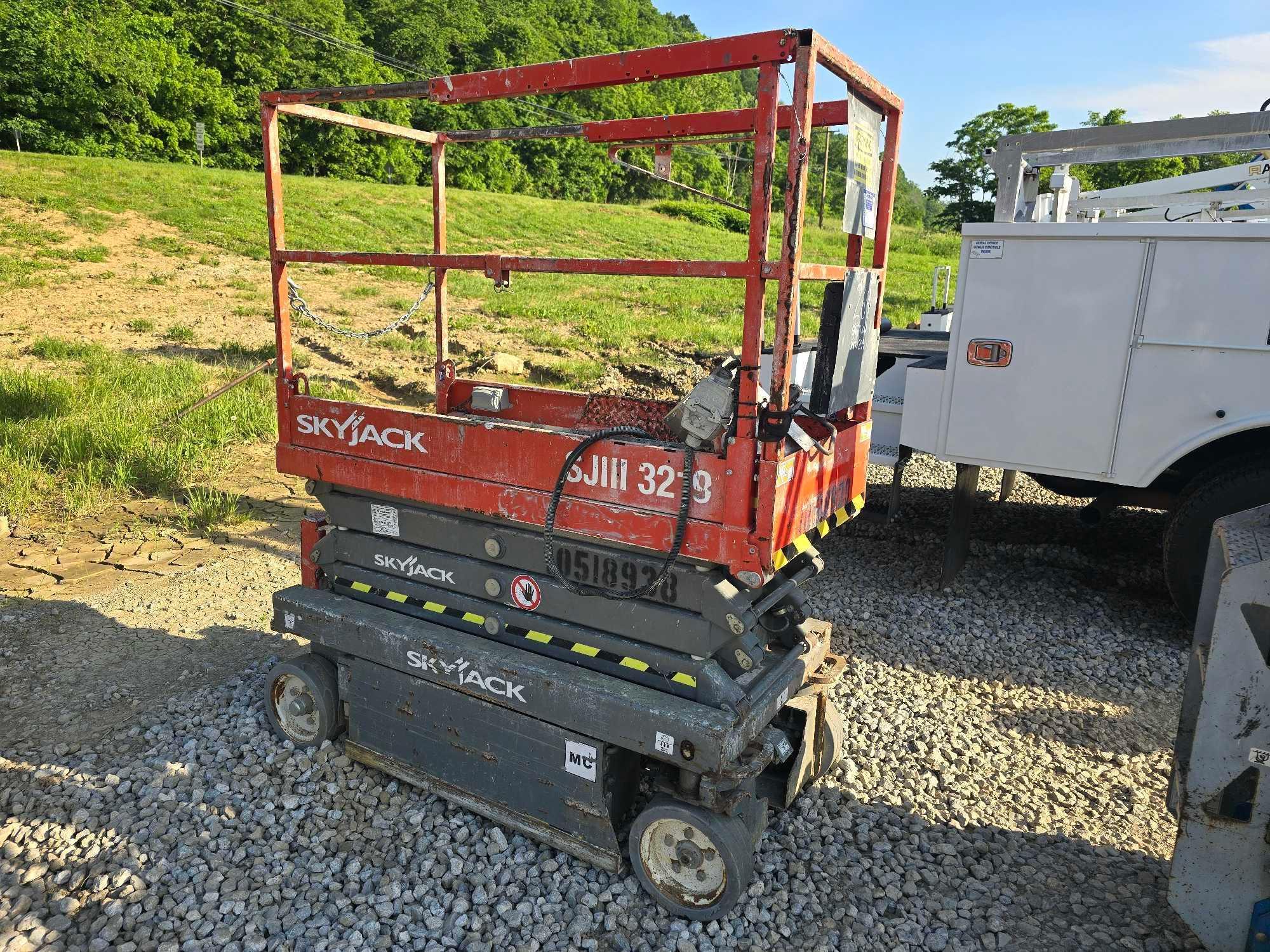 2016 SKYJACK SJ3219 SCISSOR LIFT SN:22101061 electric powered, equipped with 19ft. Platform height,