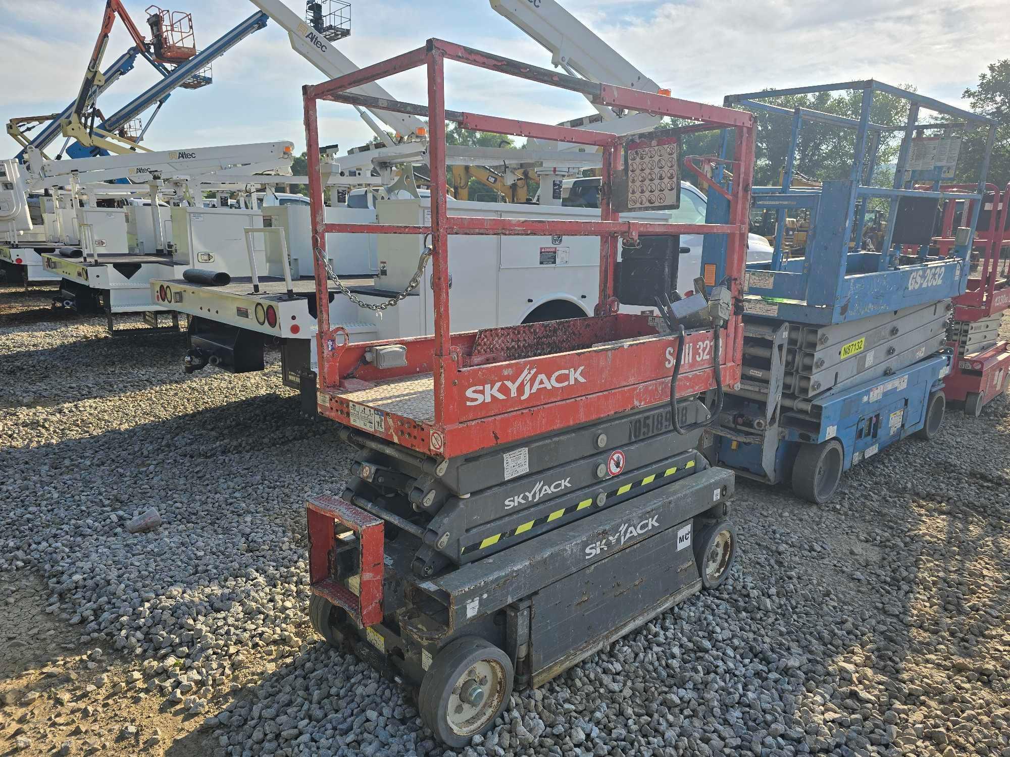 2016 SKYJACK SJ3219 SCISSOR LIFT SN:22101061 electric powered, equipped with 19ft. Platform height,