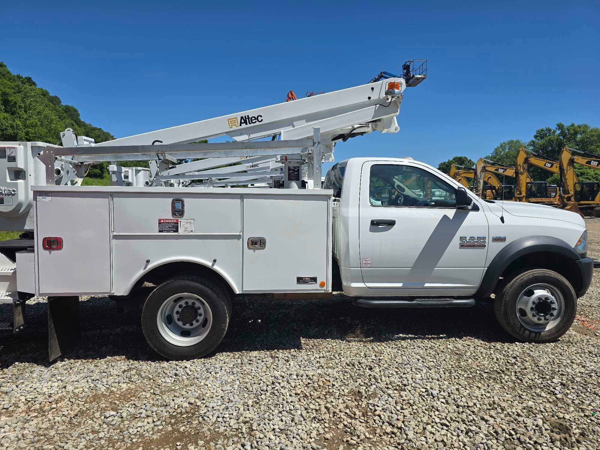 2016 DODGE 4500 BUCKET TRUCK VN:342997...powered by 6.4L Hemi gas engine, equipped with Allison