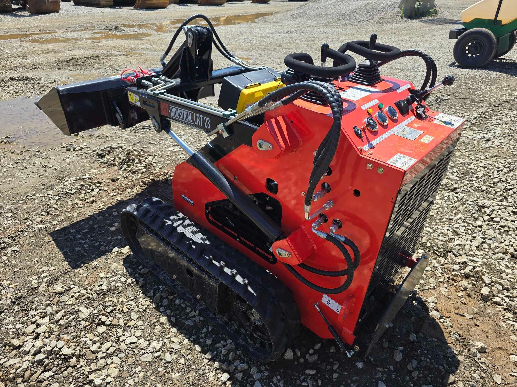 NEW AGT LRT23 MINI TRACK LOADER SN 2036429 powered by Briggs & Stratton gas engine, 23HP, rubber