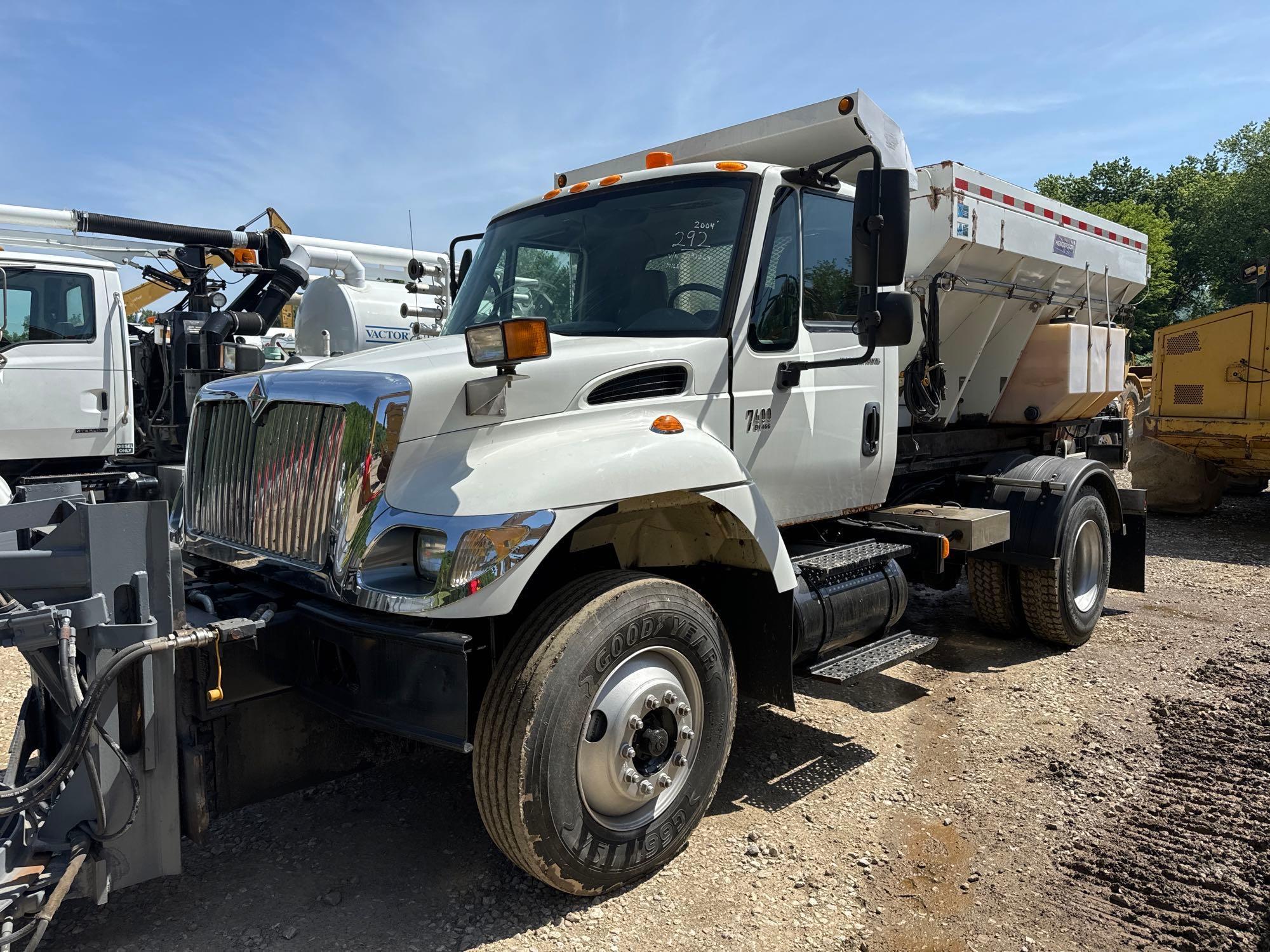 2004 INTERNATIONAL 7400 ROLLOFF TRUCK VIN: 091204 powered by International DT466 diesel engine,