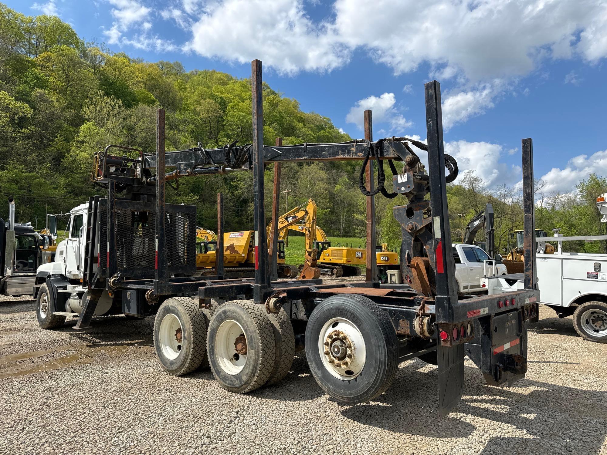 1999 MACK CL700 LOG TRUCK VN:008756...powered by Mack E7-460 diesel engine, 460hp, equipped with