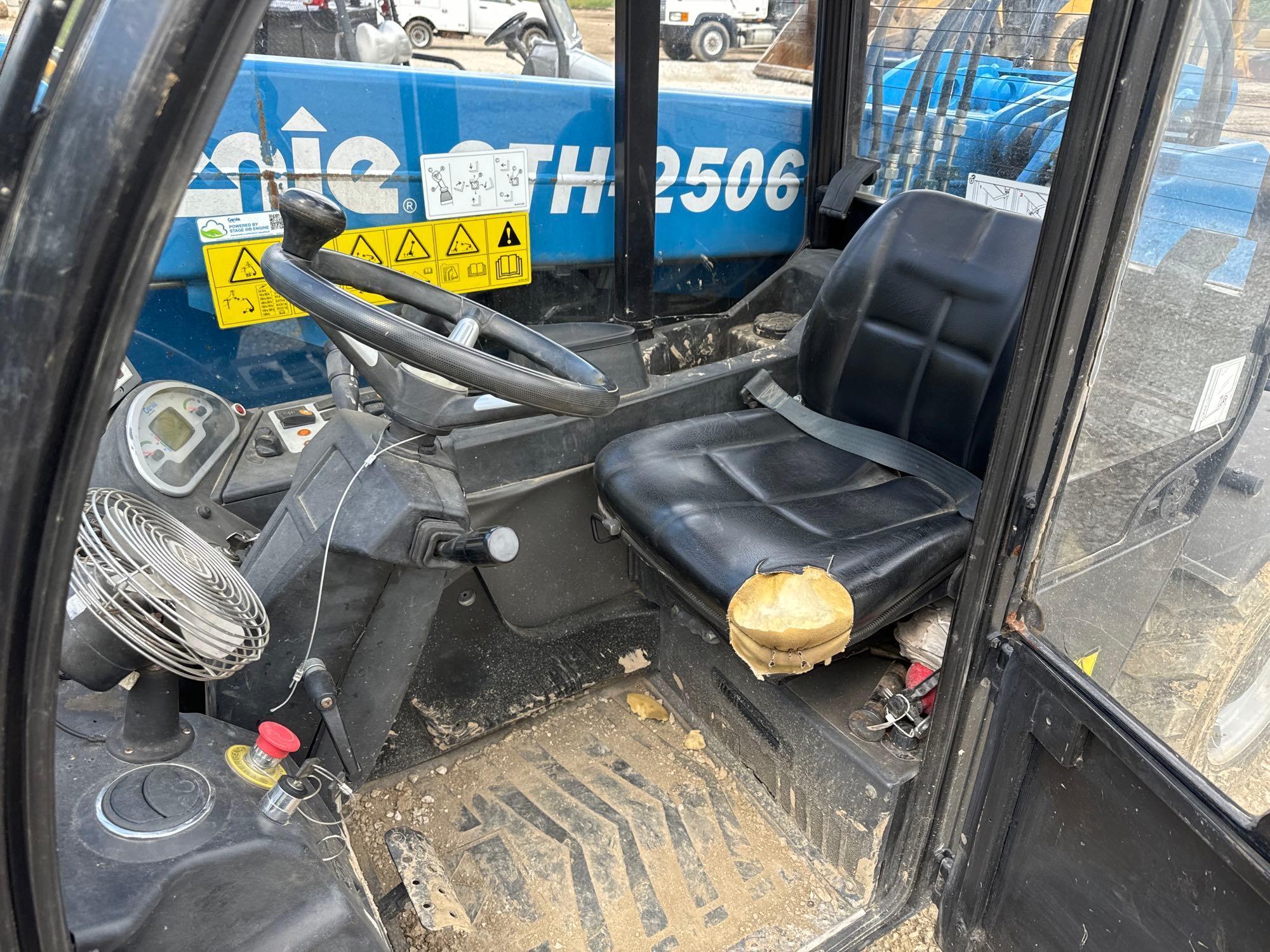 2019 GENIE GTH2506 TELESCOPIC FORKLIFT SN:M1141 4x4, powered by diesel engine, equipped with EROPS,