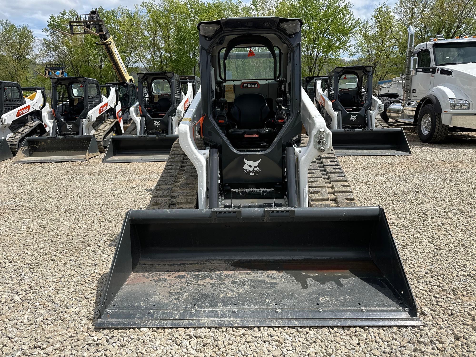 NEW UNUSED BOBCAT T76 R-SERIS RUBBER TRACKED SKID STEER SN-E26686,...powered by diesel engine,