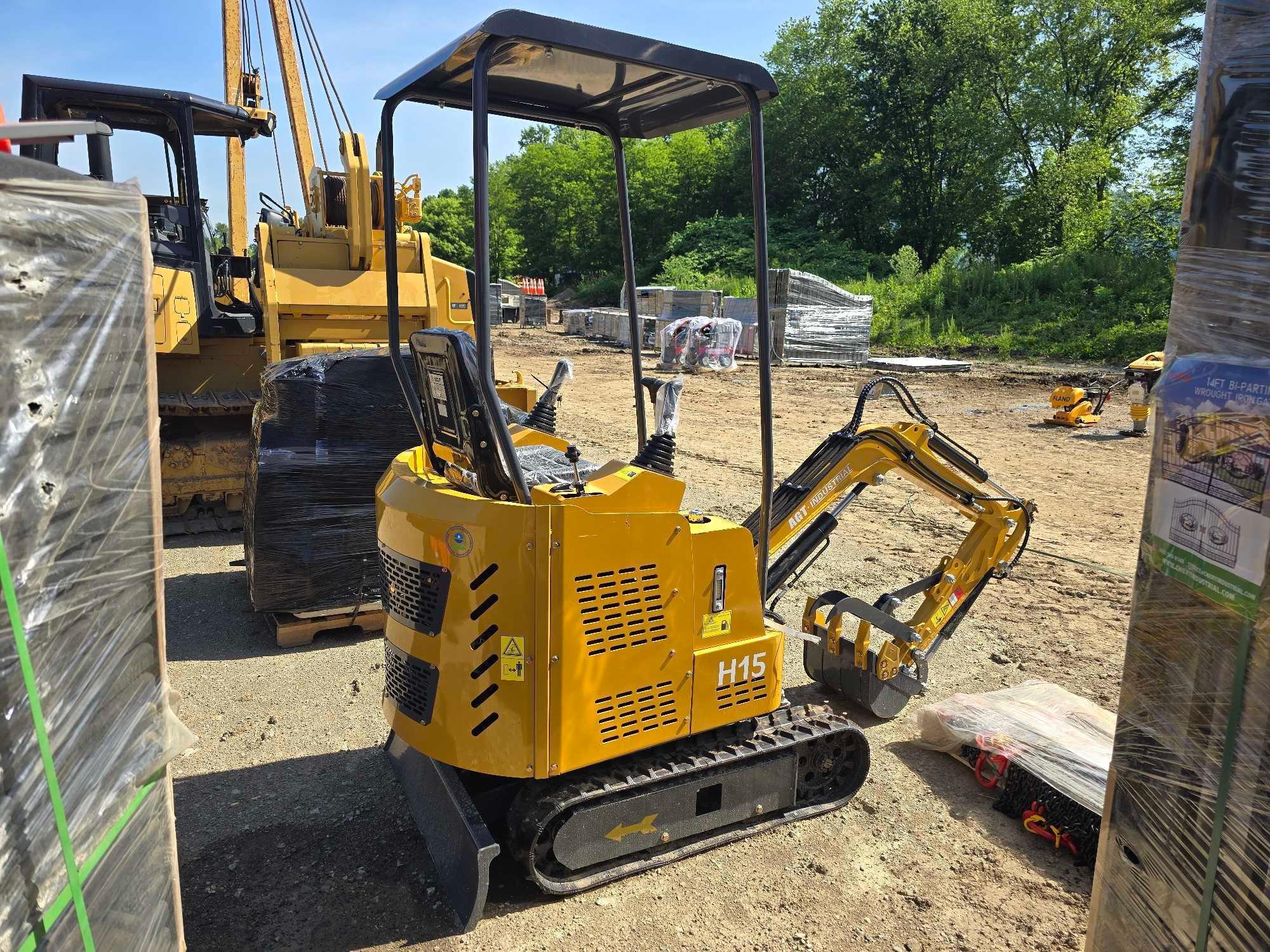 NEW AGT H15 HYDRAULIC EXCAVATOR SN-012139, powered by Briggs & Stratton gas engine, equipped with