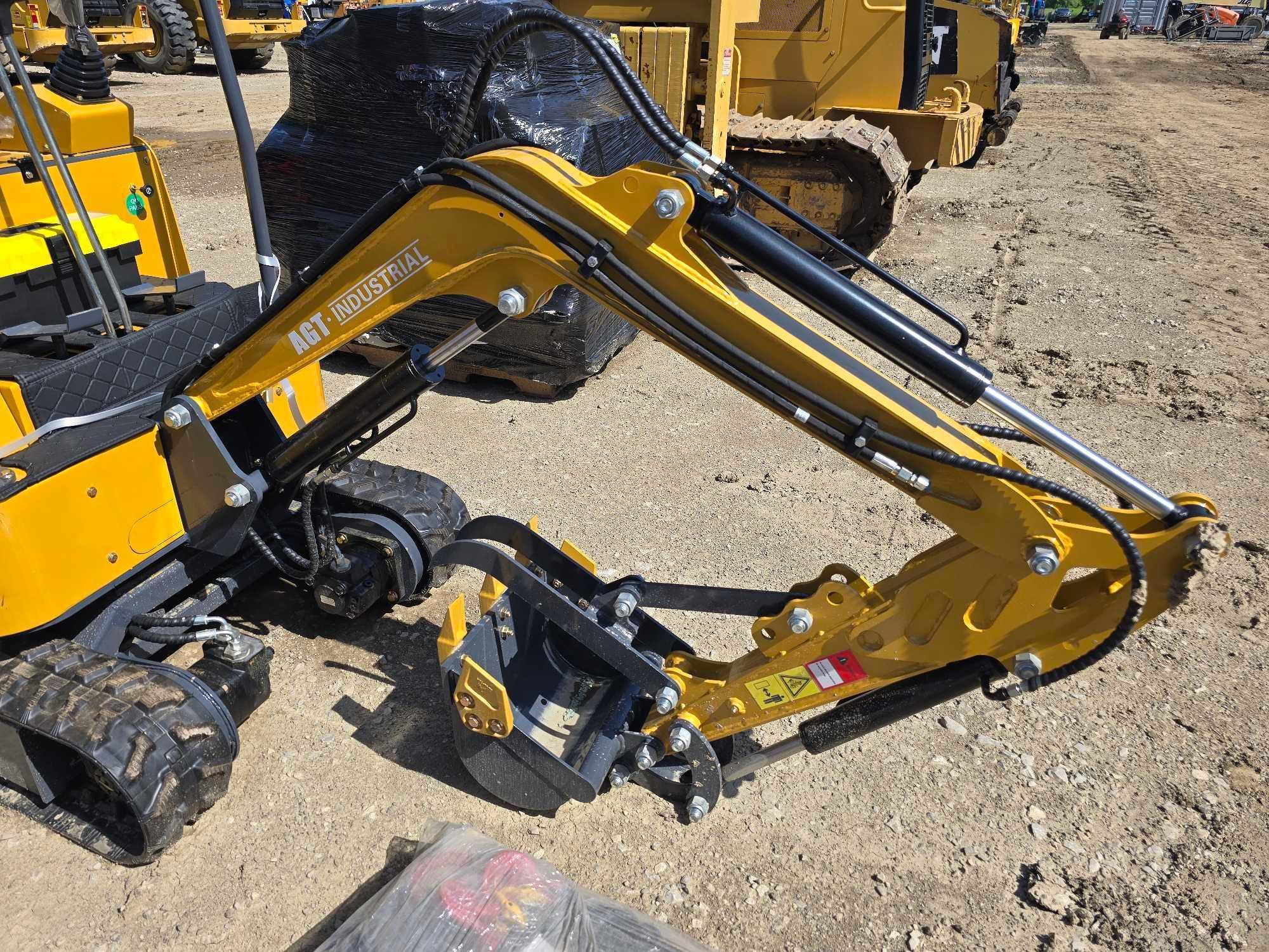 NEW AGT H15 HYDRAULIC EXCAVATOR SN-012139, powered by Briggs & Stratton gas engine, equipped with