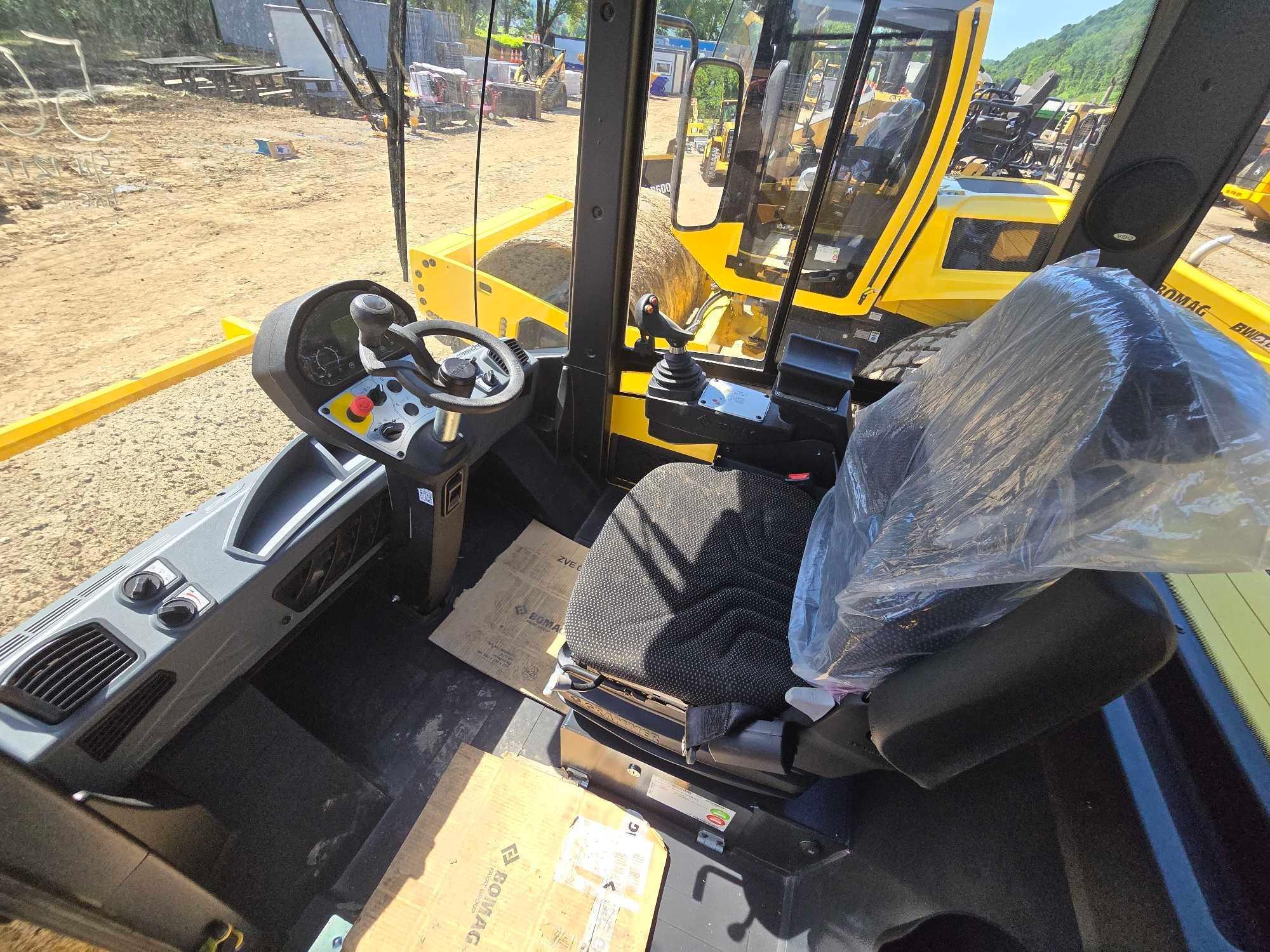 UNUSED BOMAG BW211D-6 VIBRATORY ROLLER SN-121115, powered by Deutz TCD 3.6L4 diesel engine, equipped