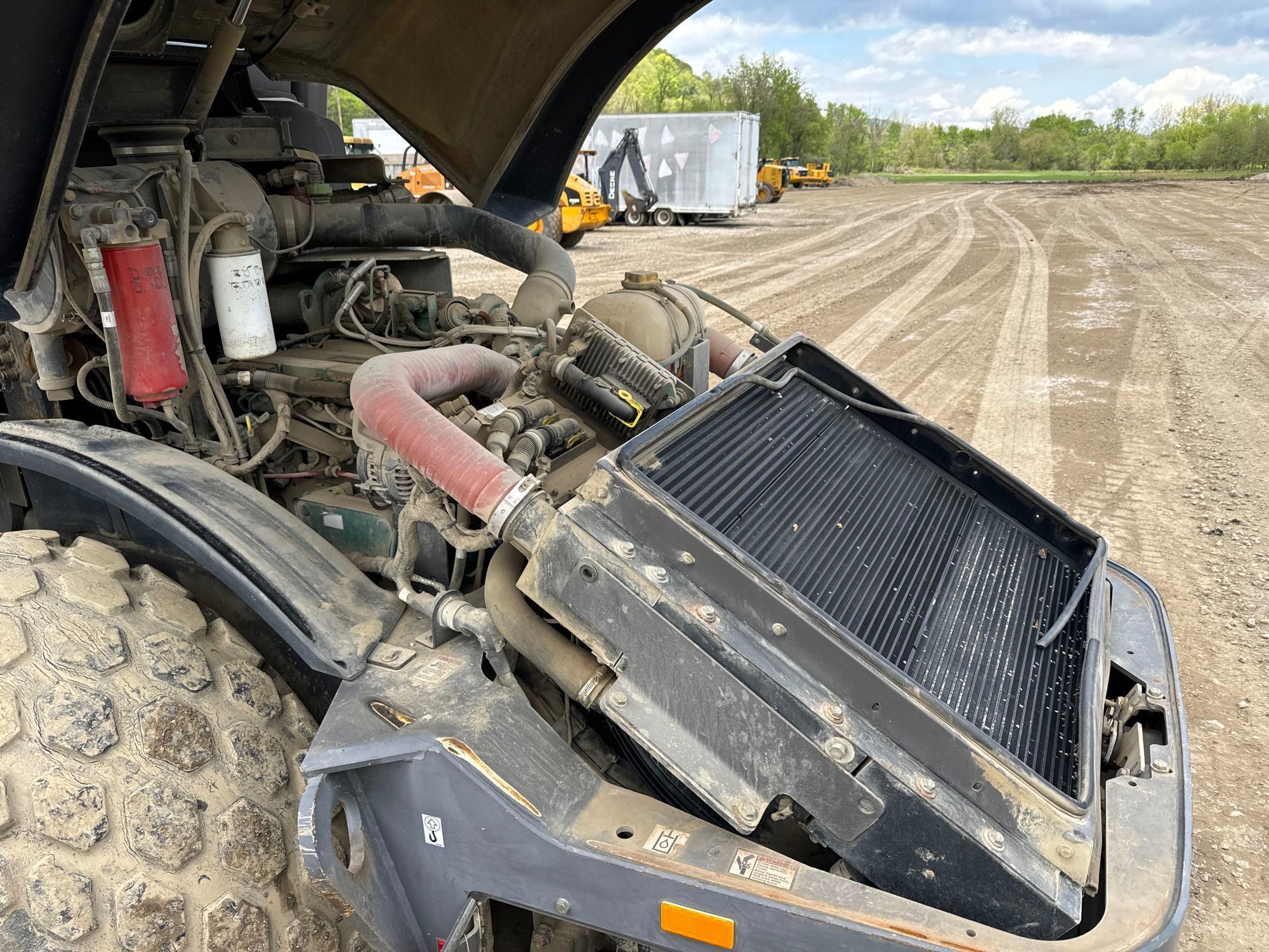 2014 VOLVO SD115 VIBRATORY ROLLER SN:235114 powered by Cummins diesel engine, equipped with OROPS,