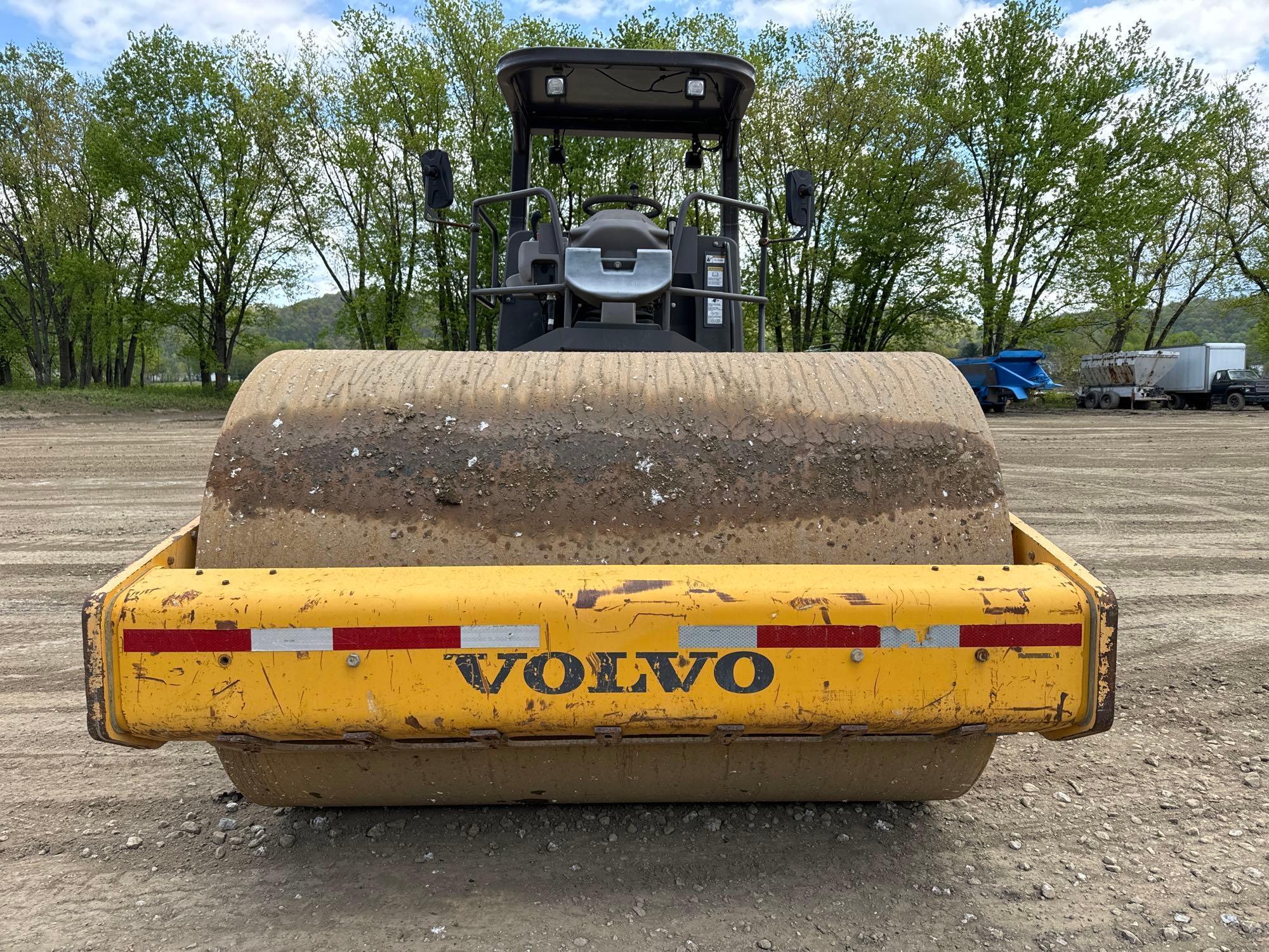 2014 VOLVO SD115 VIBRATORY ROLLER SN:235114 powered by Cummins diesel engine, equipped with OROPS,