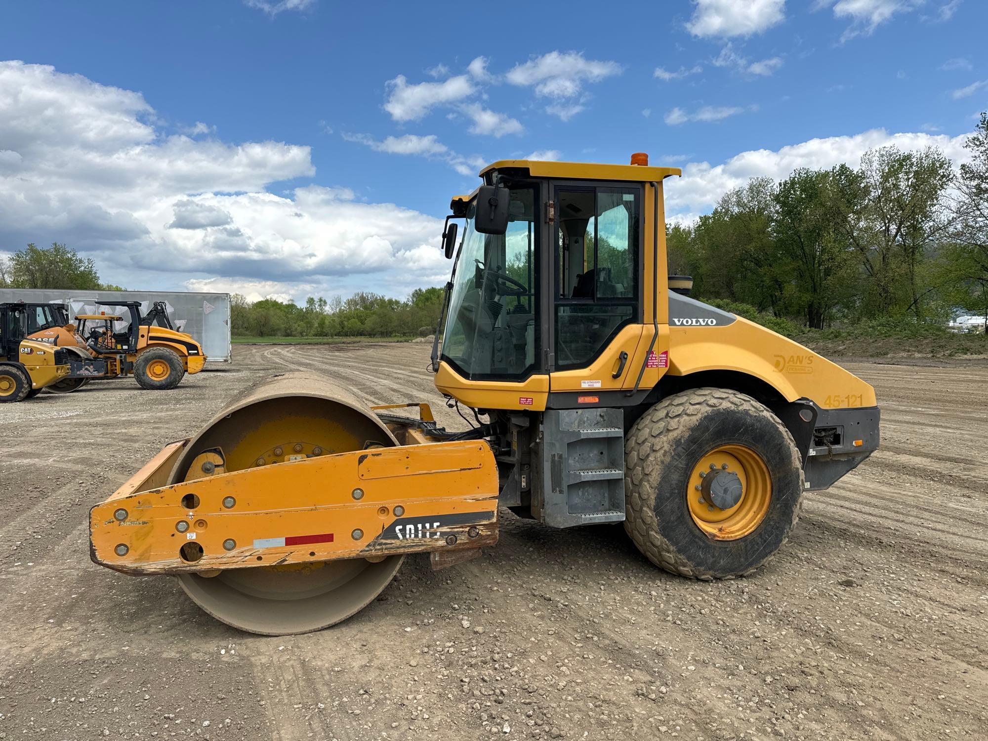 2014 VOLVO SD115 VIBRATORY ROLLER SN:551033 powered by Cummins diesel engine, equipped with EROPS,