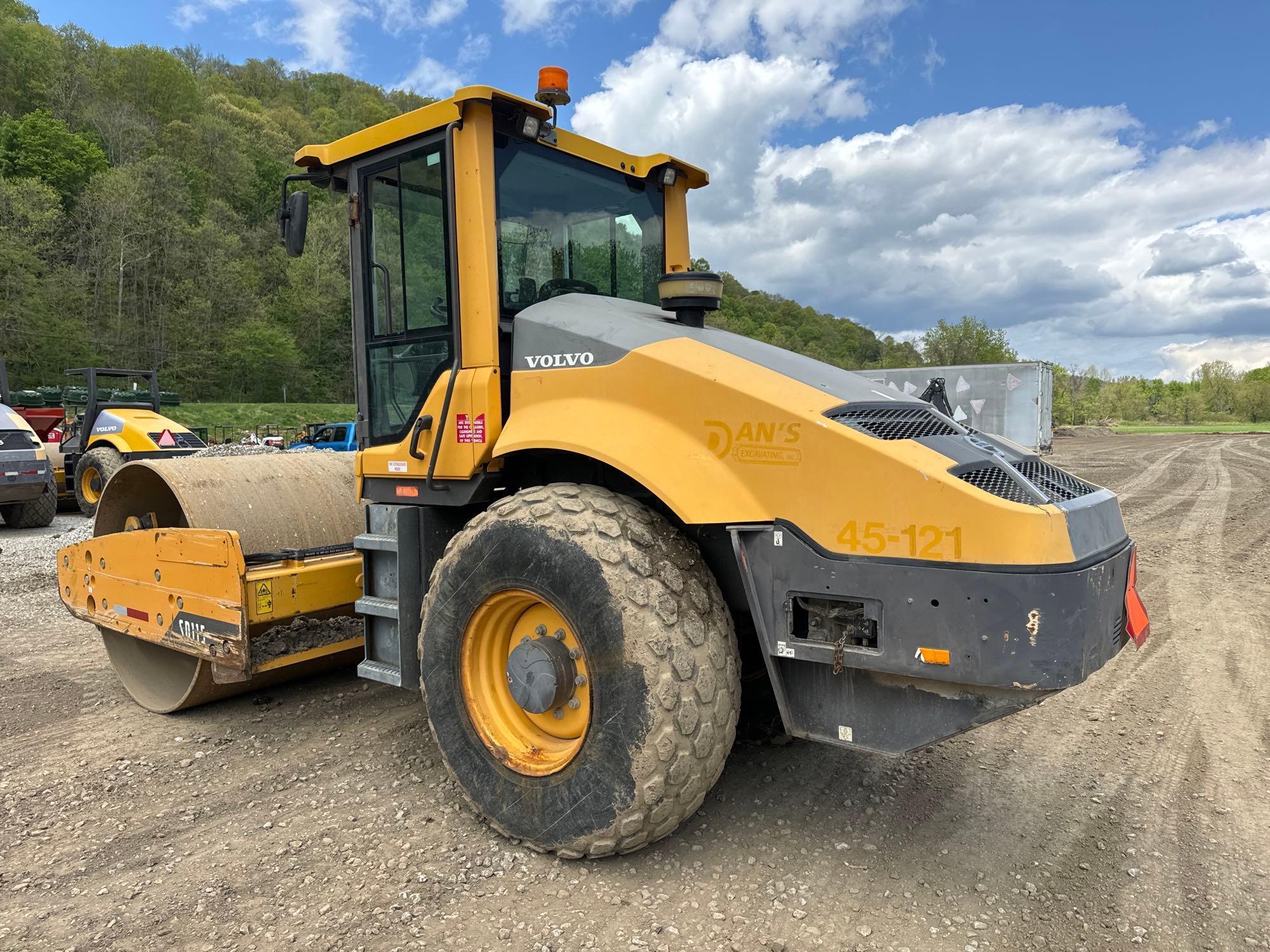 2014 VOLVO SD115 VIBRATORY ROLLER SN:551033 powered by Cummins diesel engine, equipped with EROPS,