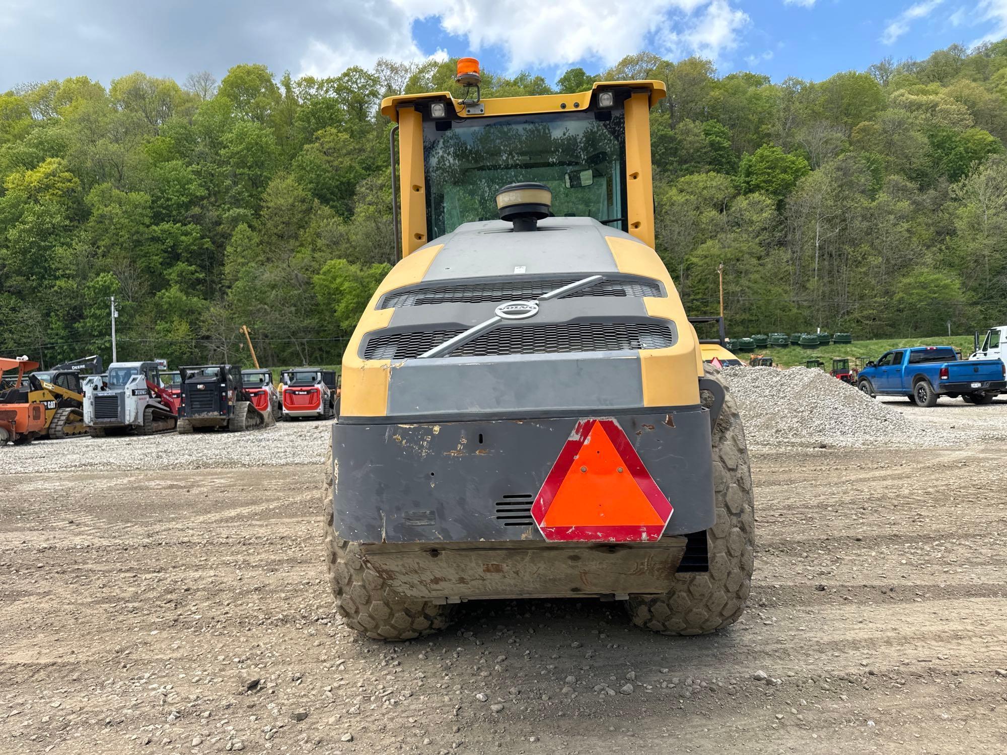 2014 VOLVO SD115 VIBRATORY ROLLER SN:551033 powered by Cummins diesel engine, equipped with EROPS,