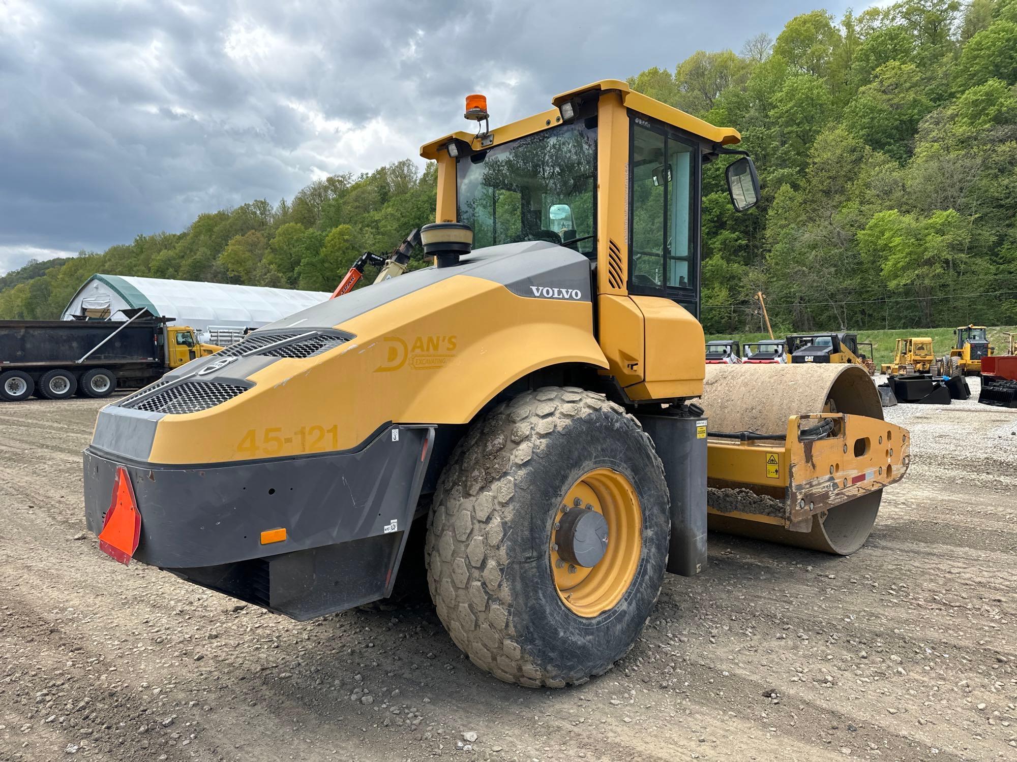 2014 VOLVO SD115 VIBRATORY ROLLER SN:551033 powered by Cummins diesel engine, equipped with EROPS,