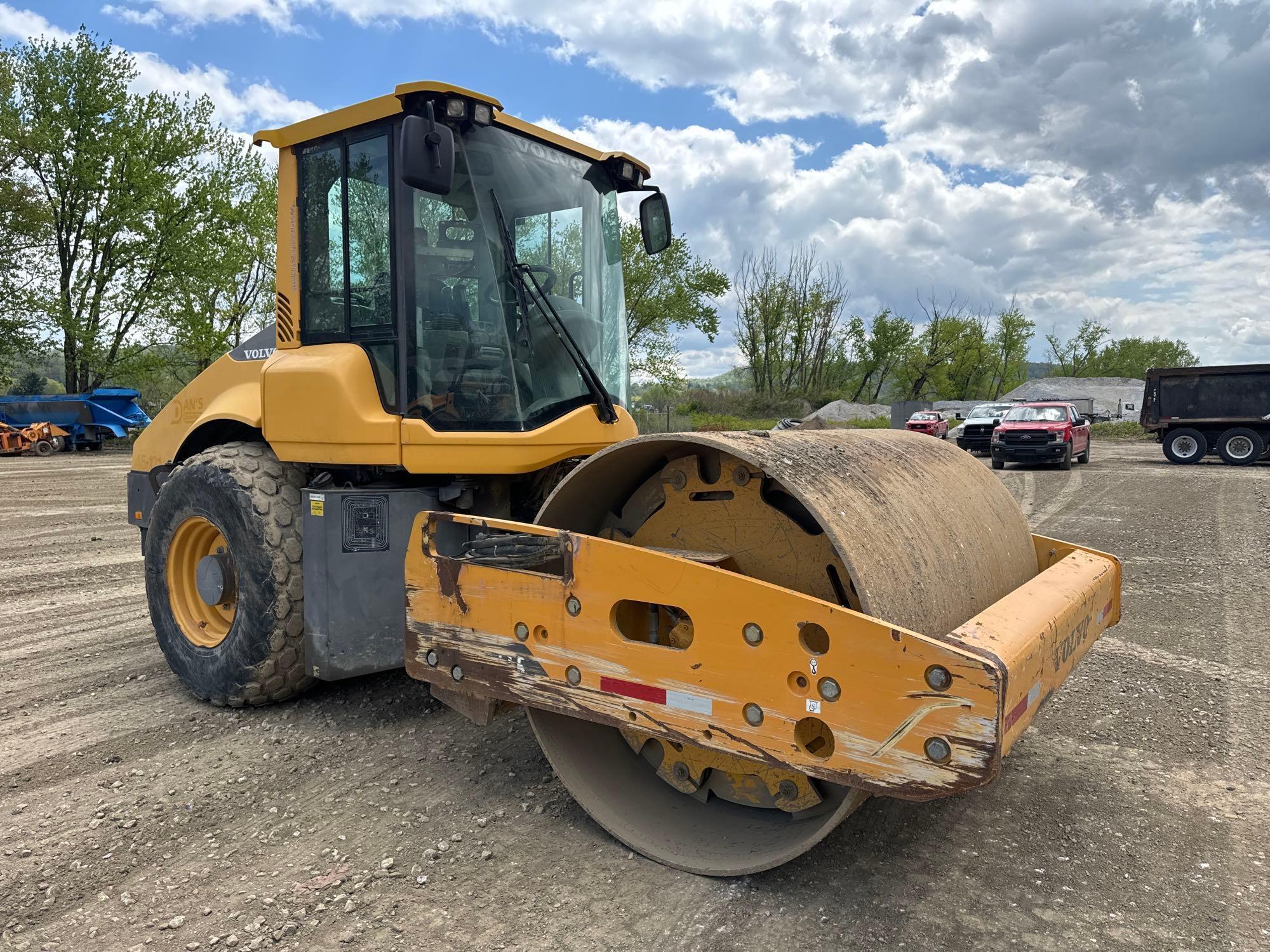 2014 VOLVO SD115 VIBRATORY ROLLER SN:551033 powered by Cummins diesel engine, equipped with EROPS,