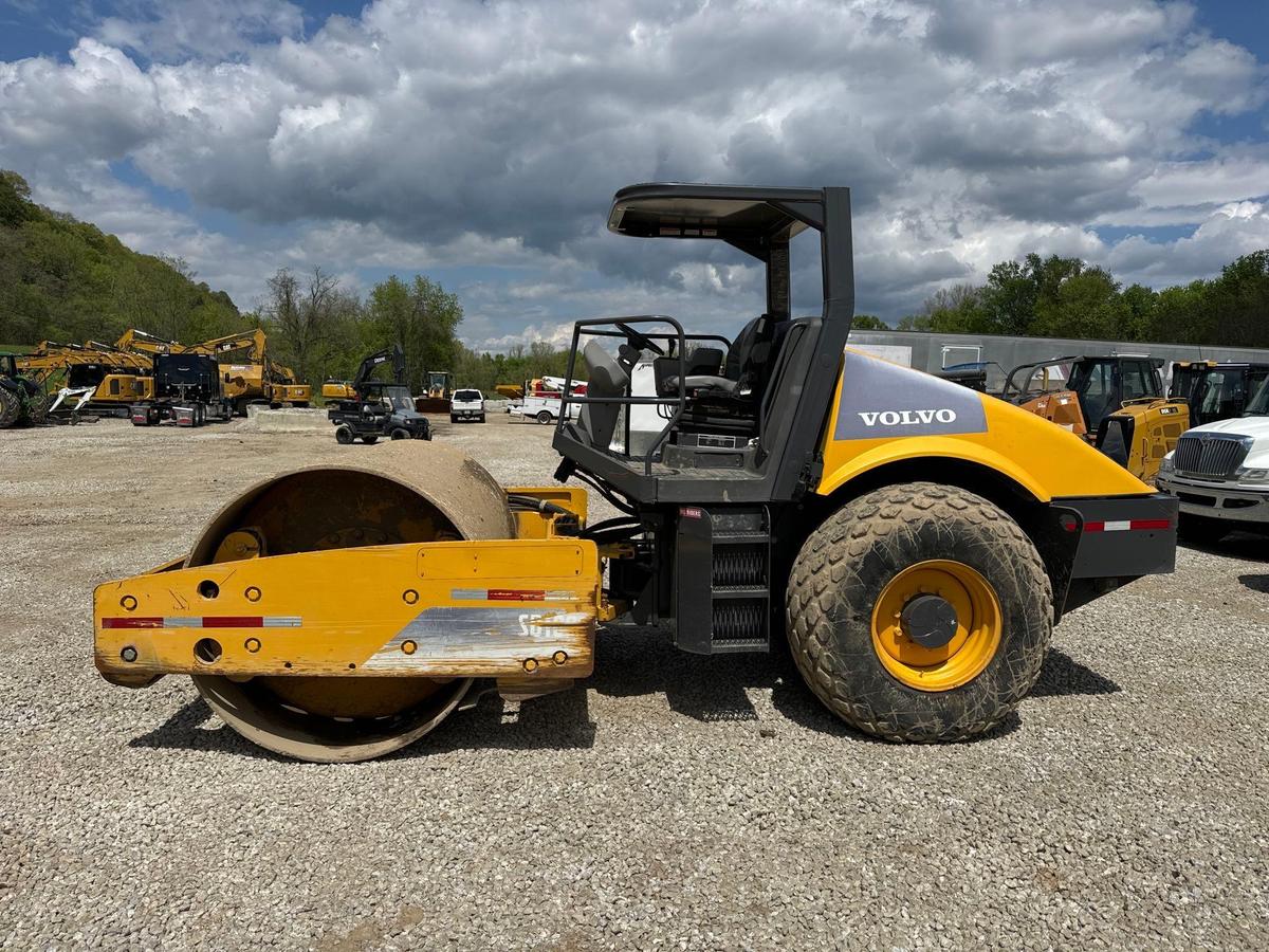 VOLVO SD100D VIBRATORY ROLLER SN:225894 powered by Cummins diesel engine, equipped with OROPS,