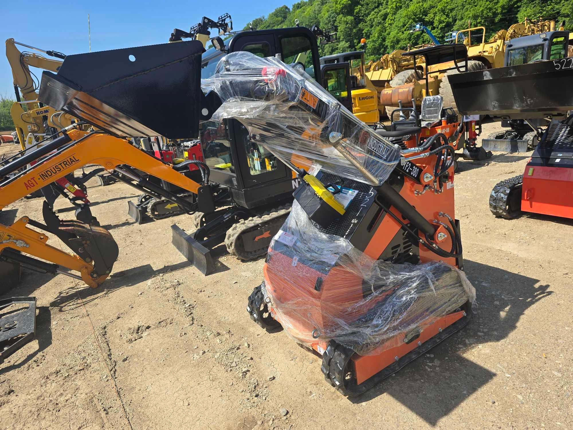 NEW AGT YF2-380 MINI TRACK LOADER SN-312066,... powered by Briggs & Stratton gas engine, 15HP, rubbe