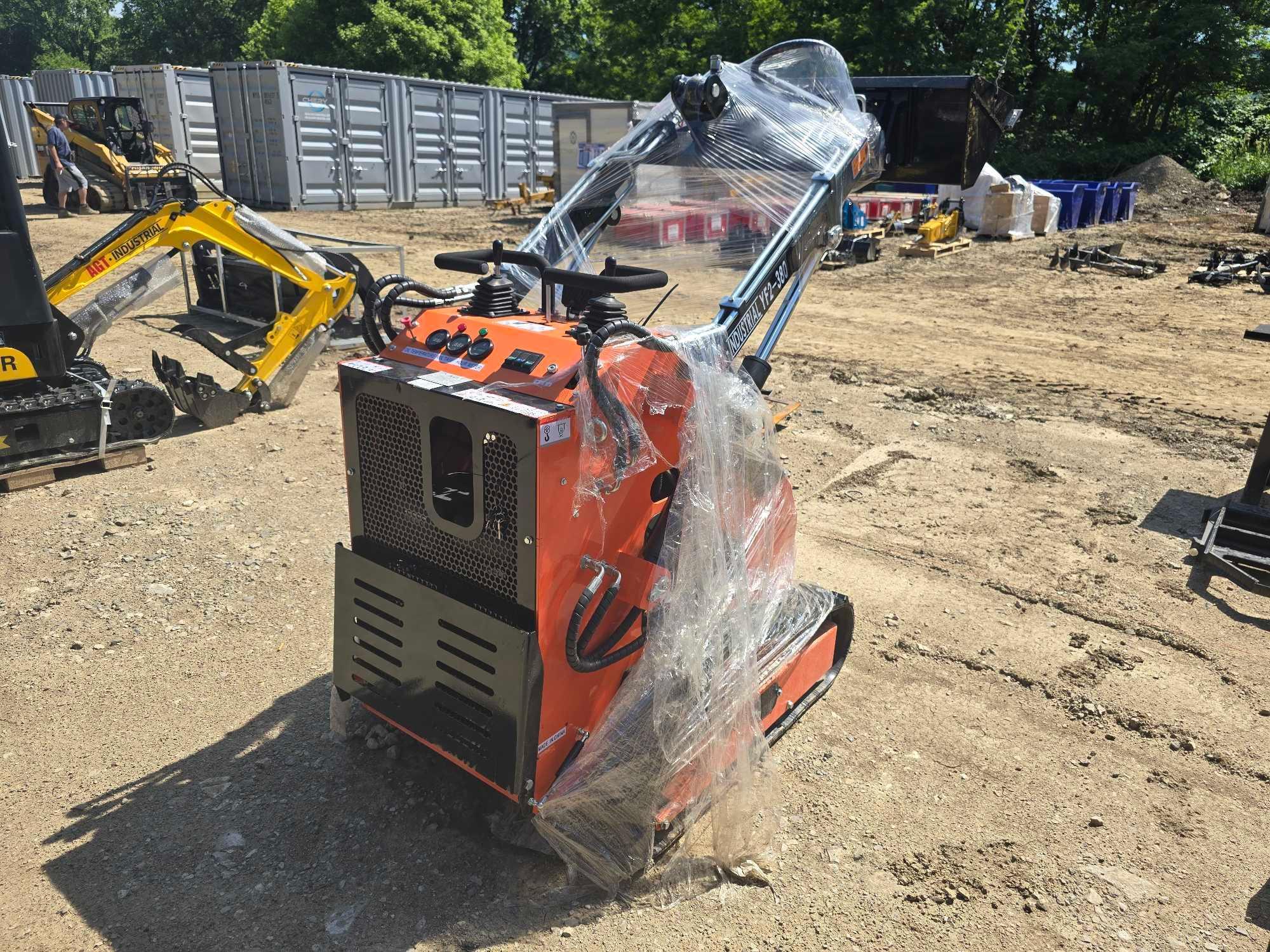 NEW AGT YF2-380 MINI TRACK LOADER SN-312066,... powered by Briggs & Stratton gas engine, 15HP, rubbe