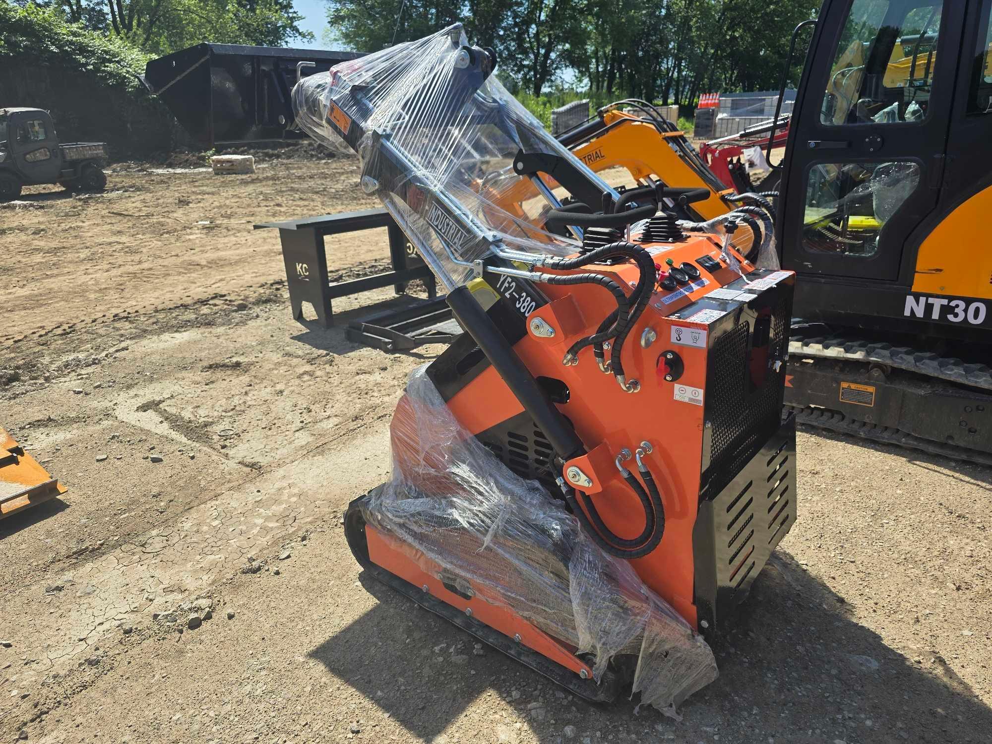 NEW AGT YF2-380 MINI TRACK LOADER SN-312066,... powered by Briggs & Stratton gas engine, 15HP, rubbe