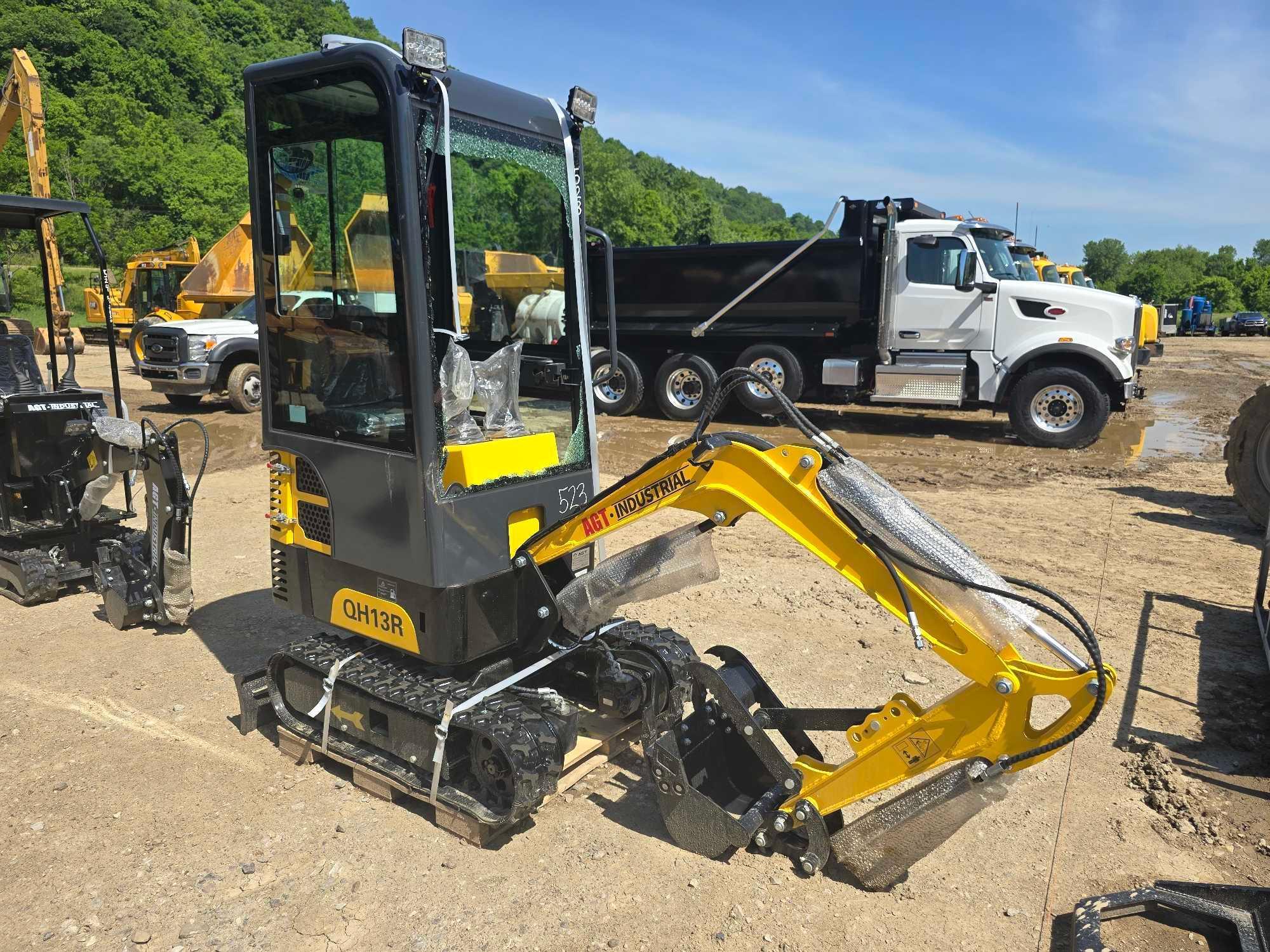 NEW AGT QH13R HYDRAULIC EXCAVATOR SN-011918, powered by Briggs & Stratton gas engine, equipped with