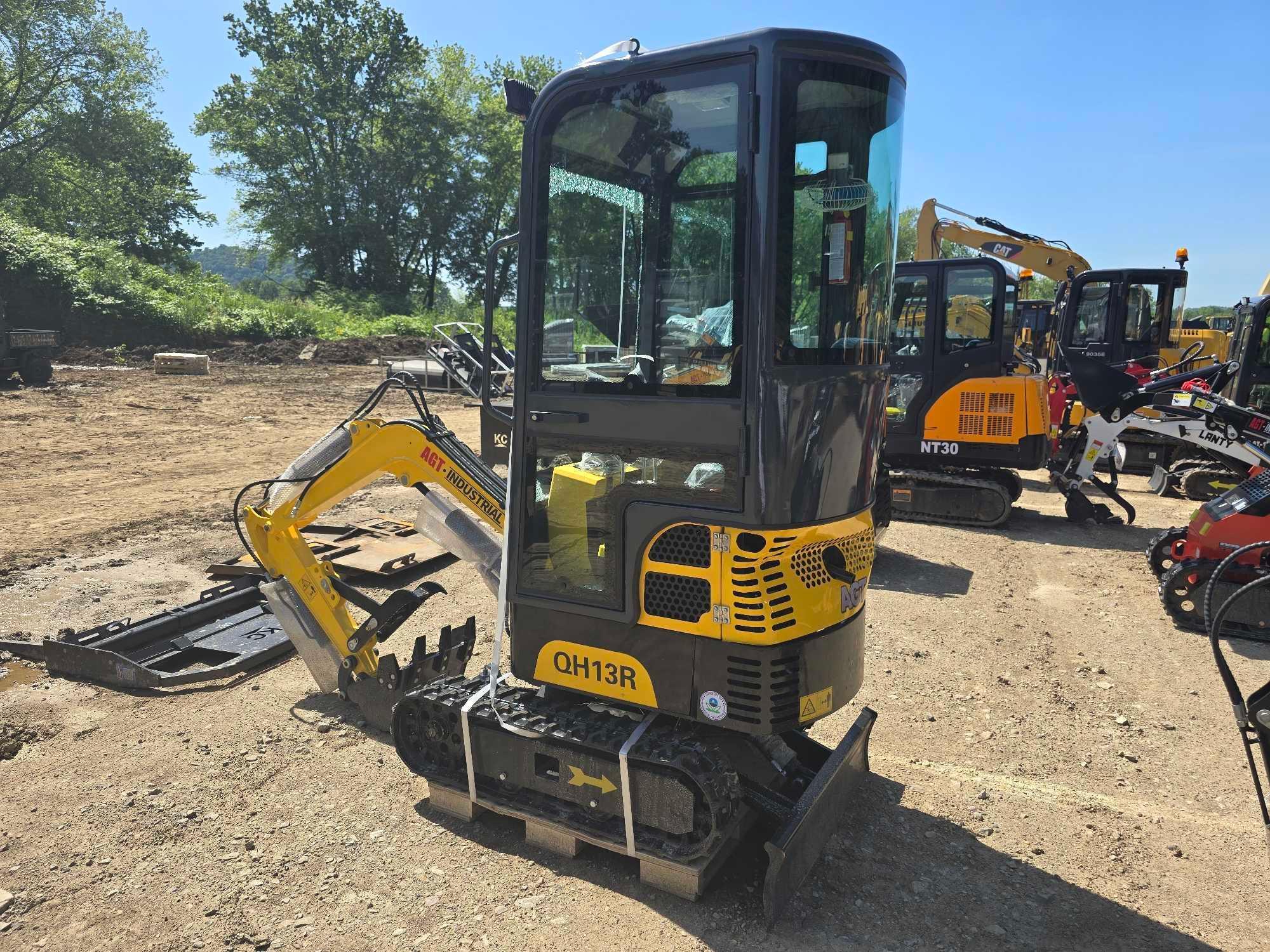 NEW AGT QH13R HYDRAULIC EXCAVATOR SN-011918, powered by Briggs & Stratton gas engine, equipped with