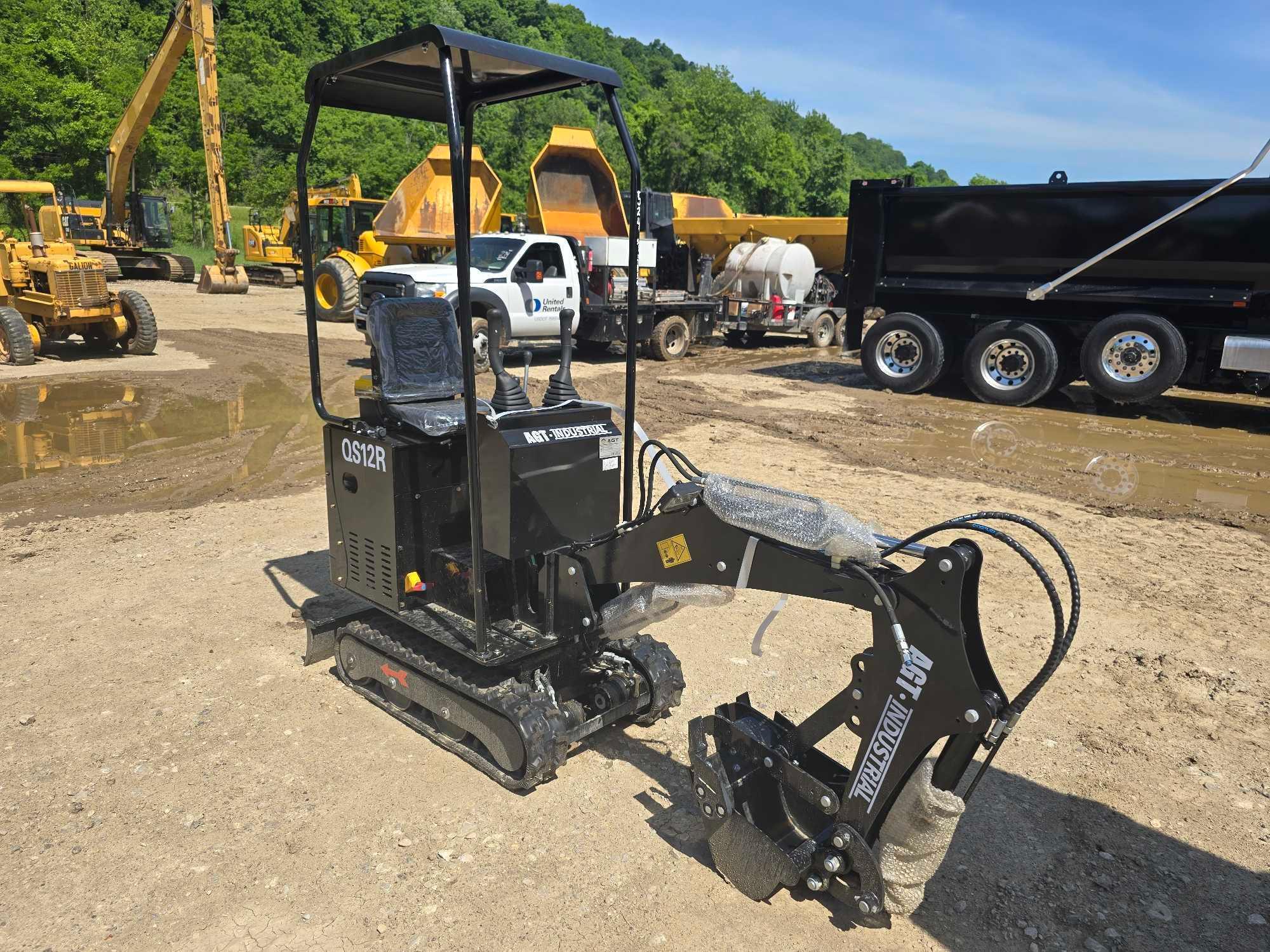 NEW AGT QS12R HYDRAULIC EXCAVATOR SN-017850, powered by Briggs & Stratton gas engine, equipped with