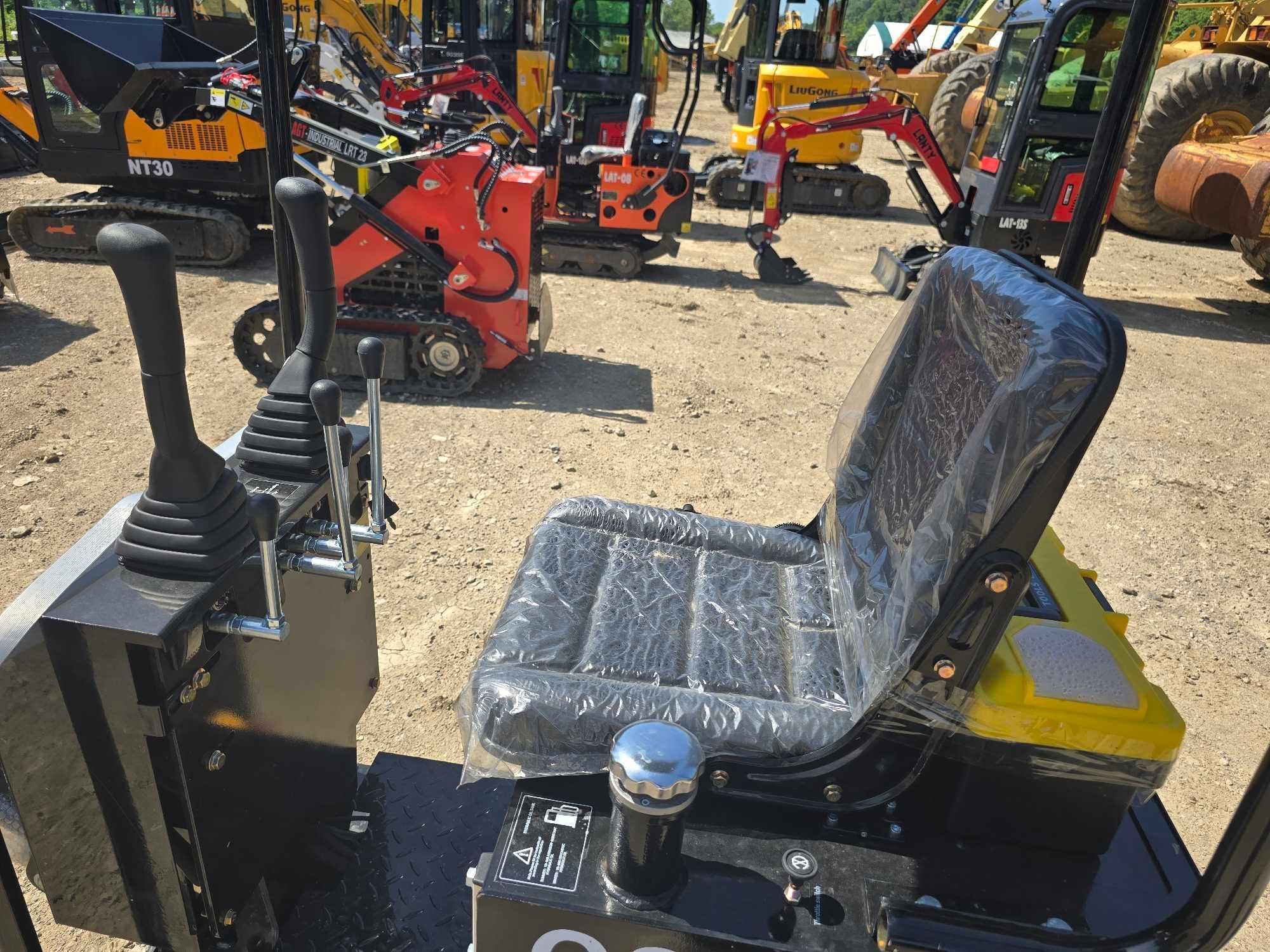 NEW AGT QS12R HYDRAULIC EXCAVATOR SN-017850, powered by Briggs & Stratton gas engine, equipped with