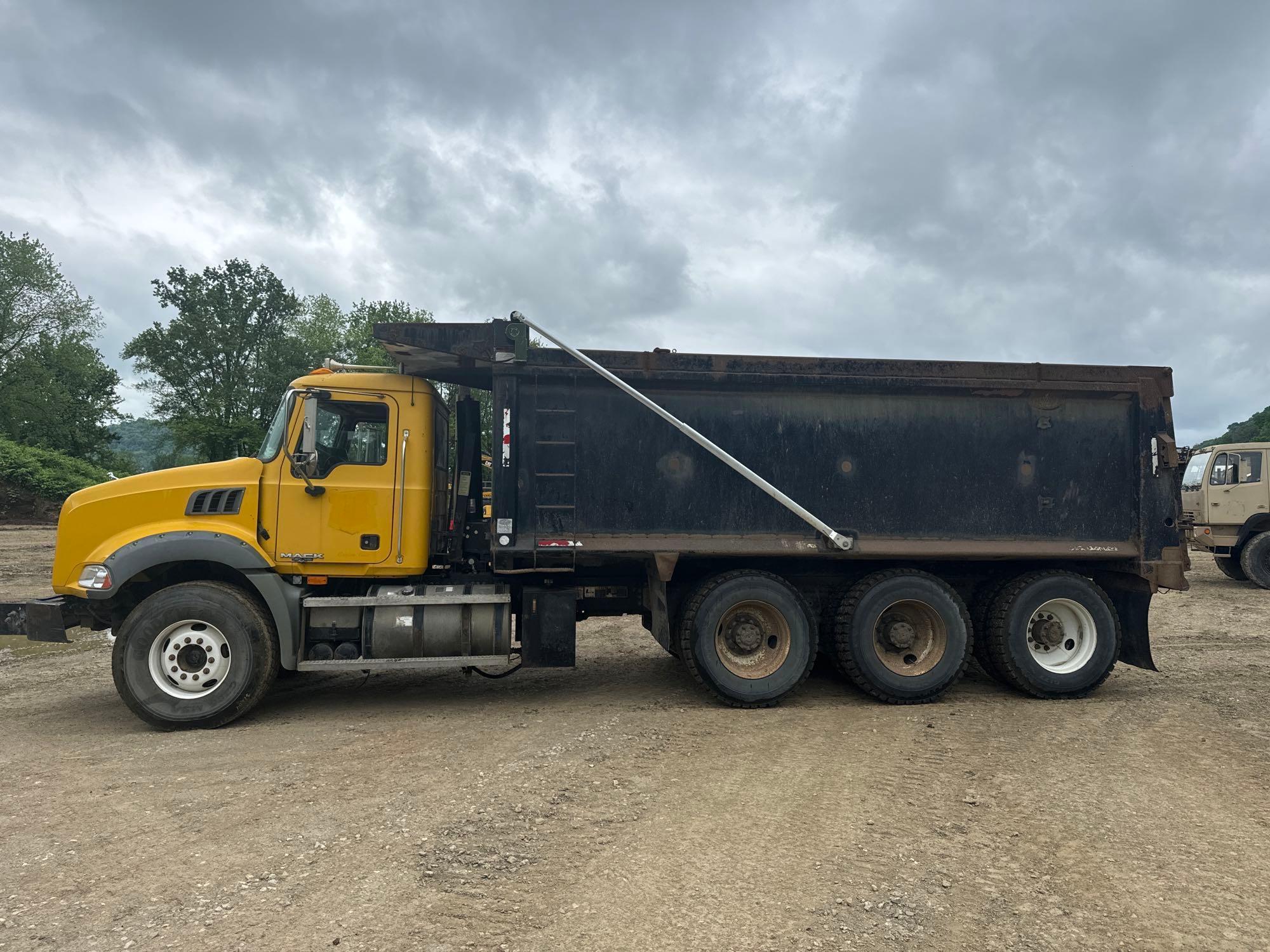 2009 MACK GU814 DUMP TRUCK VN:M001006 powered by Mack MP7 diesel engine, 395hp, equipped with Mack