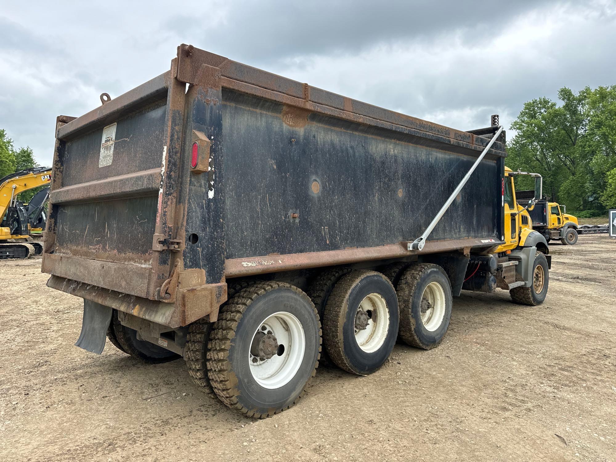 2009 MACK GU814 DUMP TRUCK VN:M001006 powered by Mack MP7 diesel engine, 395hp, equipped with Mack