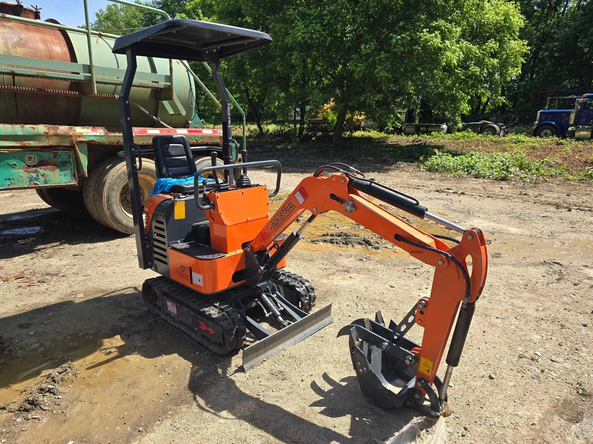NEW AGT LH12R HYDRAULIC EXCAVATOR SN-711152, powered by Briggs & Stratton gas engine, equipped with