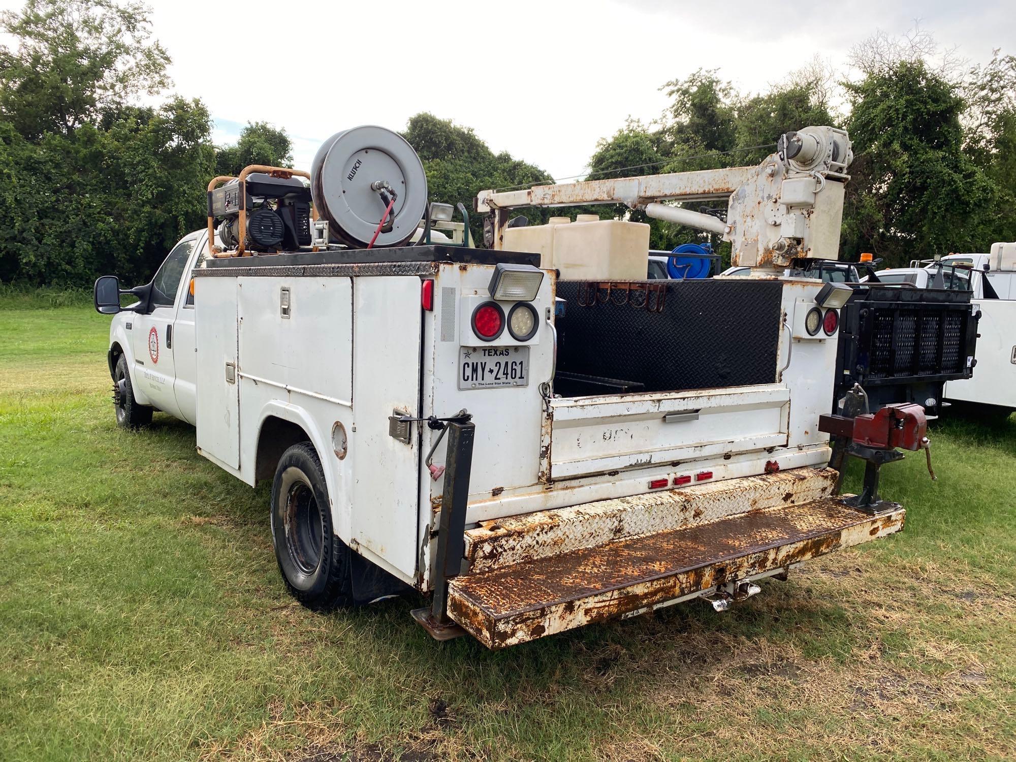 2002 FORD F350 SERVICE TRUCK VN:B04616 powered by gas engine, equipped with automatic transmission,