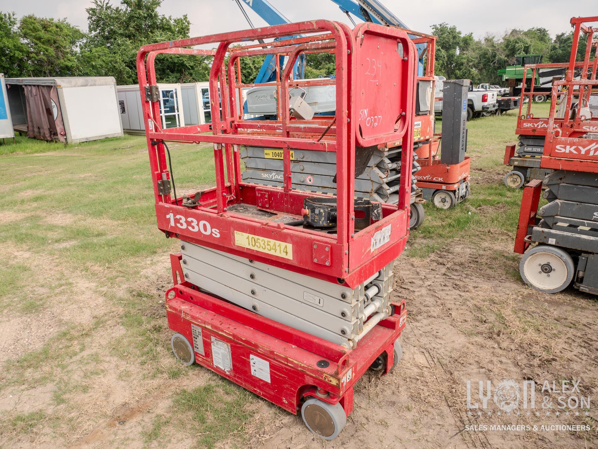 2016 MEC 1330SE SCISSOR LIFT SN:16300327 electric powered, equipped with 13ft. Platform height,
